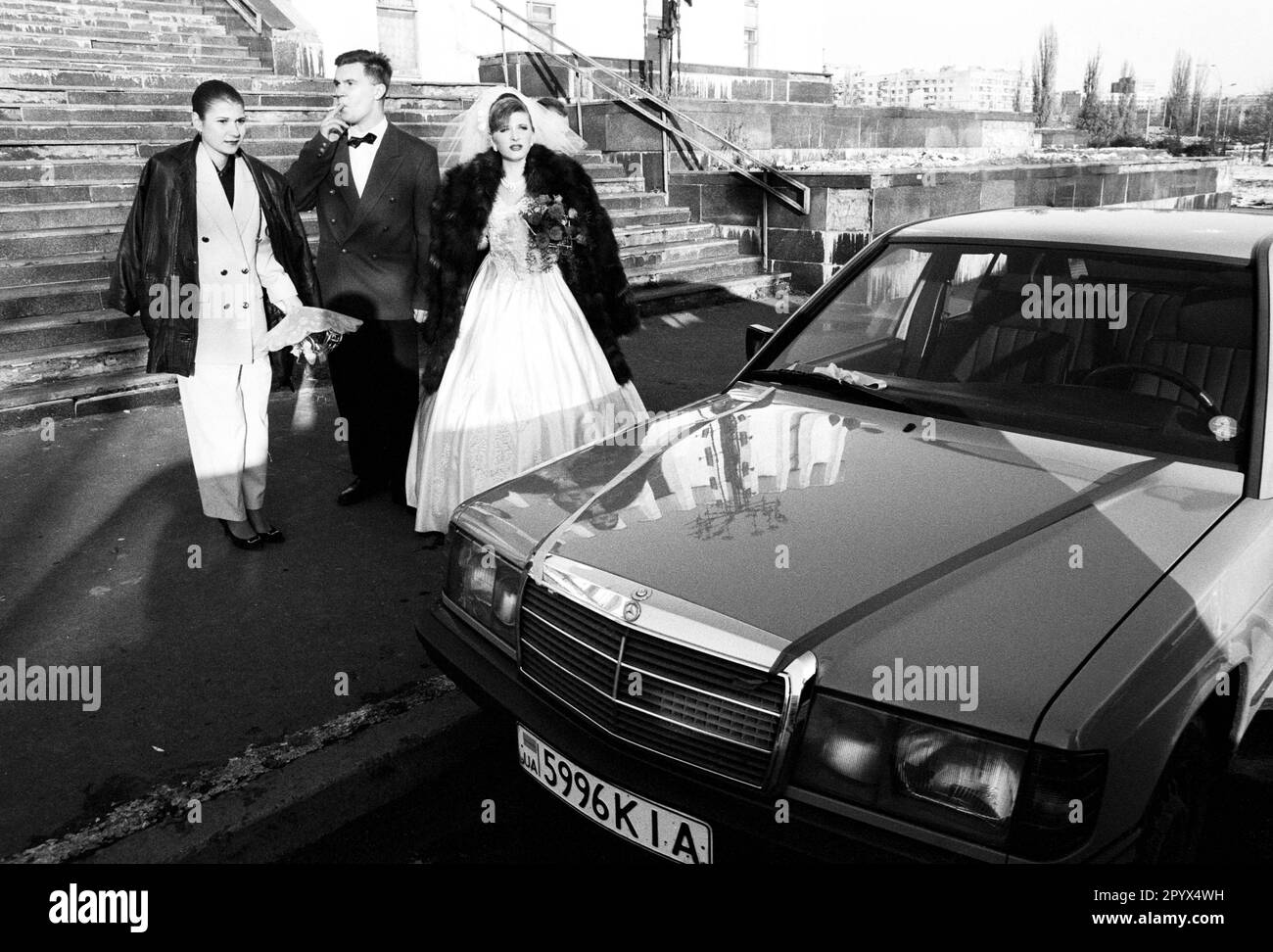 UKR , UKRAINE : A wedding couple with their Mercedes-Benz in Kiev 07.11.1994 Stock Photo