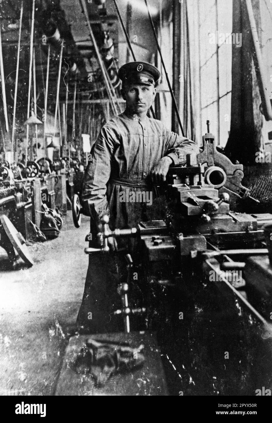 Industrial workers 19191934 Stock Photo Alamy