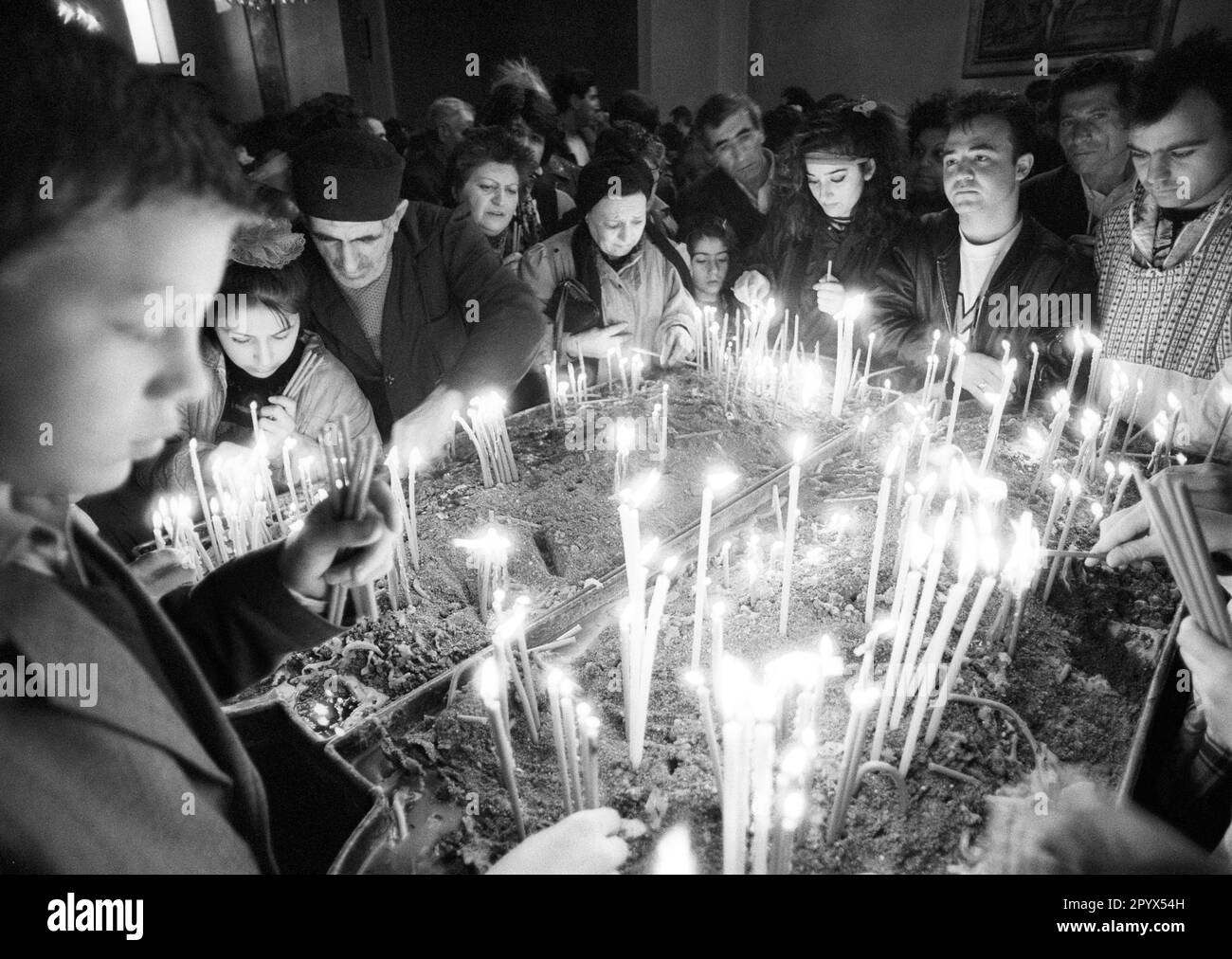 ARM , ARMENIA : In a church in Yerevan people are lighting candles to express their grief over the dead in Nagorno-Karabakh . 13.04.1993 Stock Photo