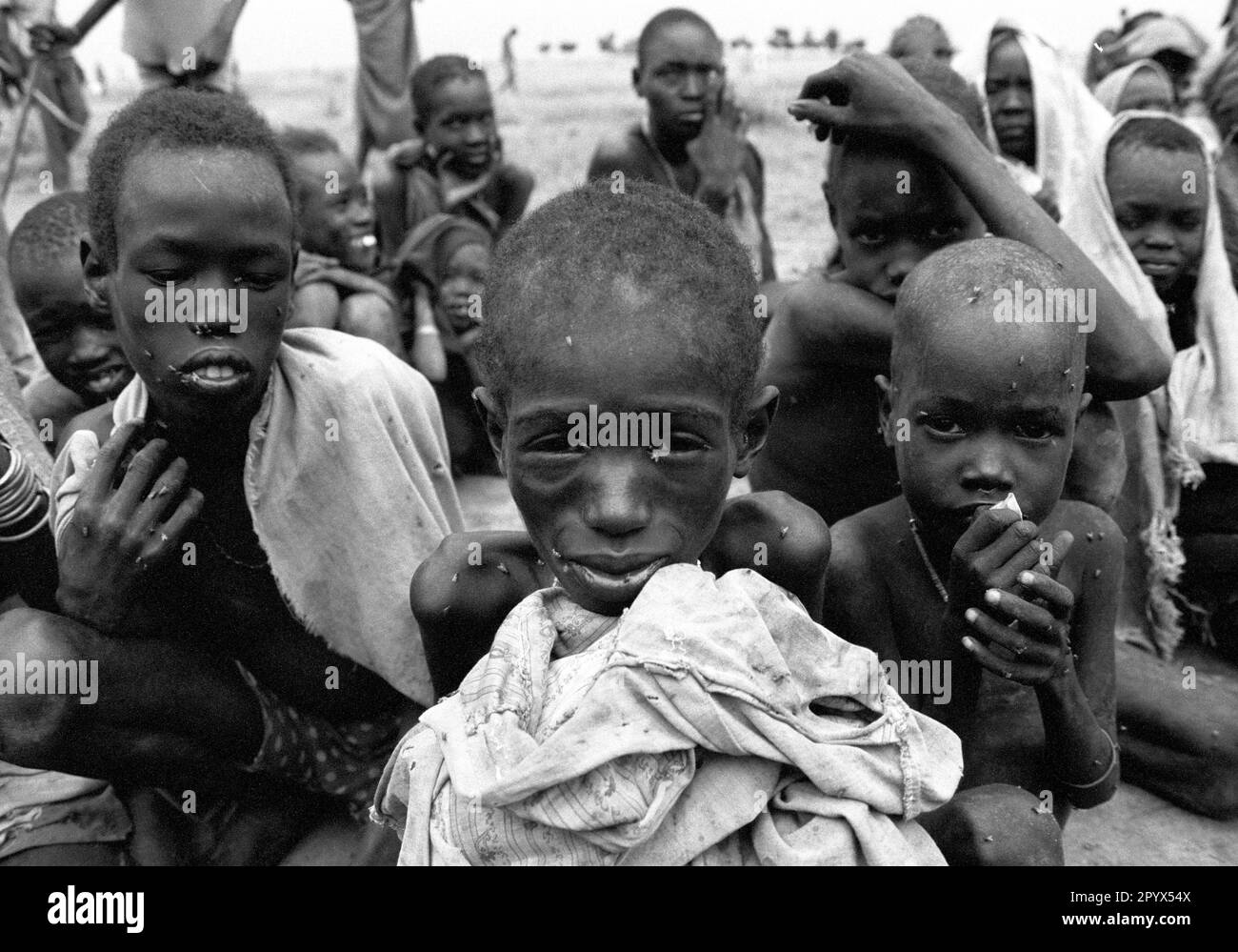 SDN , SUDAN : Malnourished girls in a feeding centre in Waat in the south of Sudan 20.10.1992 Stock Photo