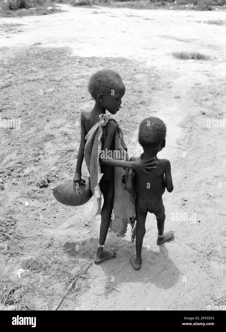 SDN , SUDAN : Two siblings on their way to a feeding centre in Ayod in the south of Sudan 12.08.1993 Stock Photo