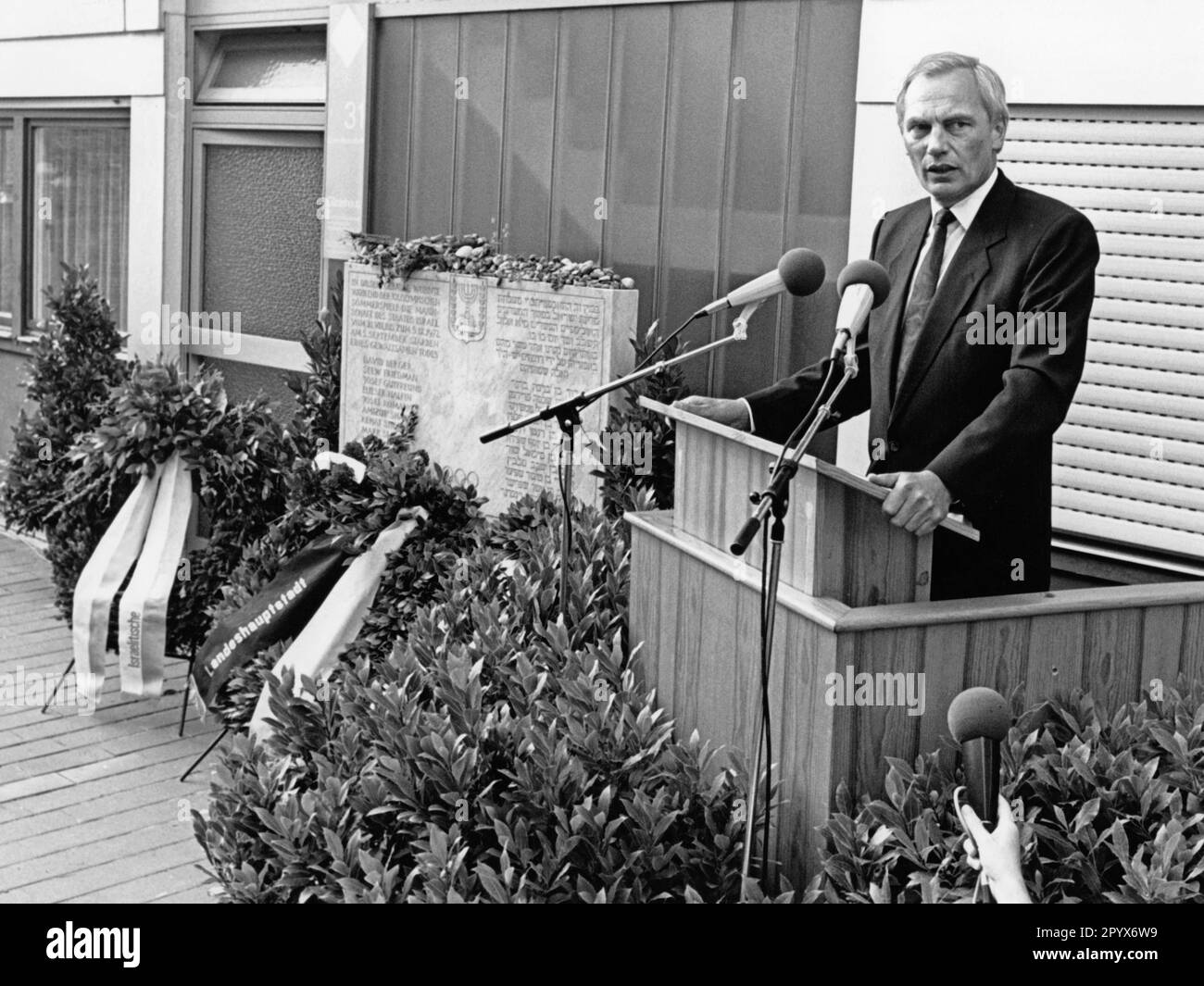 Olympic Munich Massacre 1972 Black And White Stock Photos Images Alamy olympic-munich-massacre-1972-black-and-white-stock-photos-images-alamy