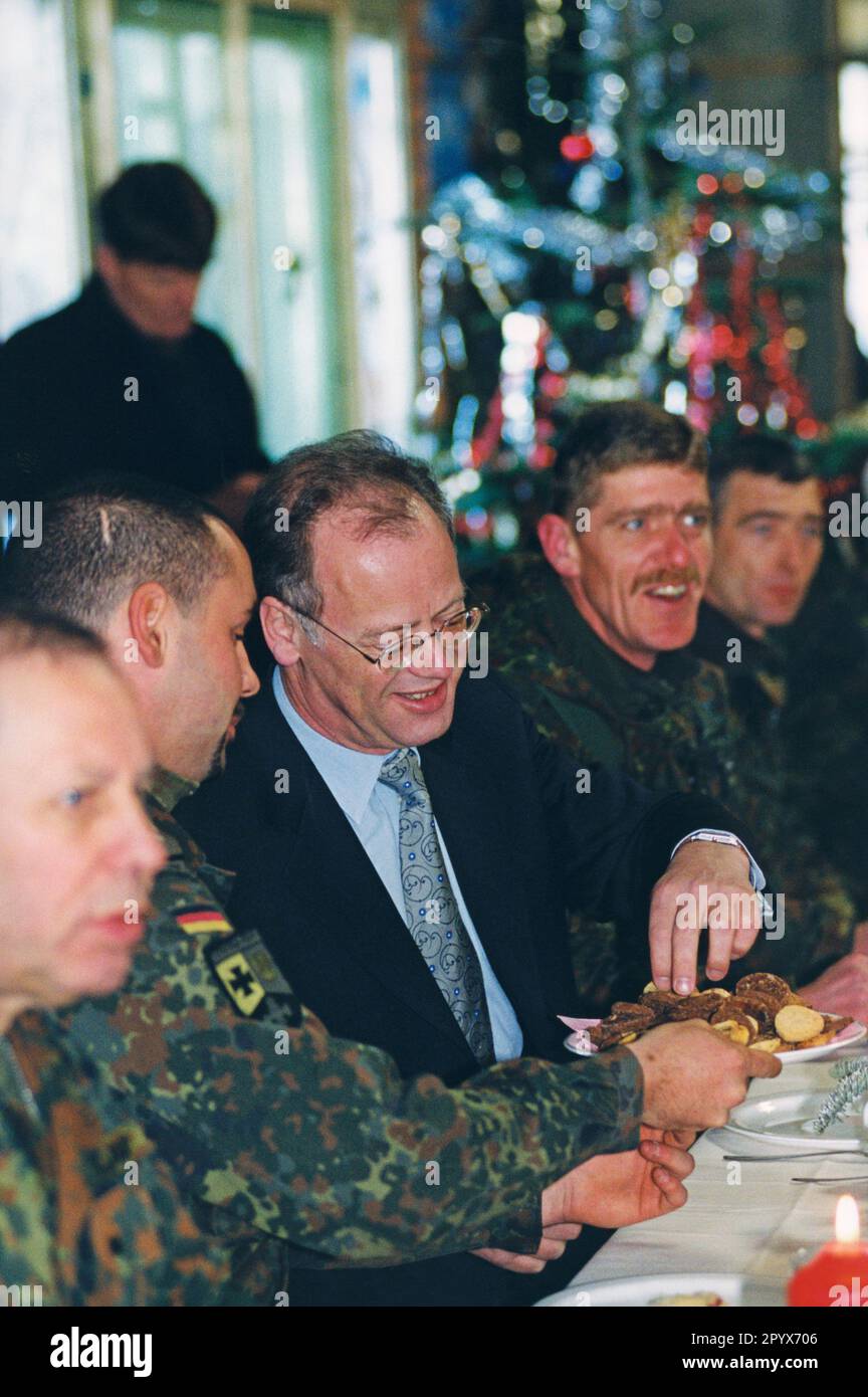 This photograph shows Defence Minister Rudolf Scharping (centre) on a Christmas visit to the SFOR contingent in the Rajlovac field camp in Sarajevo (Sarajevo). The SFOR force was a protection unit for Bosnia and Herzegovina seconded by NATO. They were to provide stabilization and peacekeeping in Bosnia after the Bosnian War. [automated translation] Stock Photo