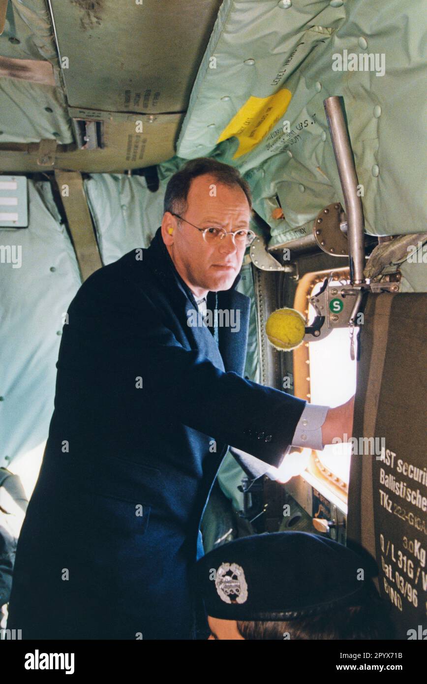 This photograph shows Federal Defence Minister Rudolf Scharping on a flight from Sarajevo (Sarajevo) to Prizren in Kosovo to pay a Christmas visit to the KFOR contingent of the Bundeswehr there. This multinational contingent of the Kosovo Force, under NATO leadership, was deployed to Pristina after the Kosovo conflict to ensure the safe return of refugees. [automated translation] Stock Photo