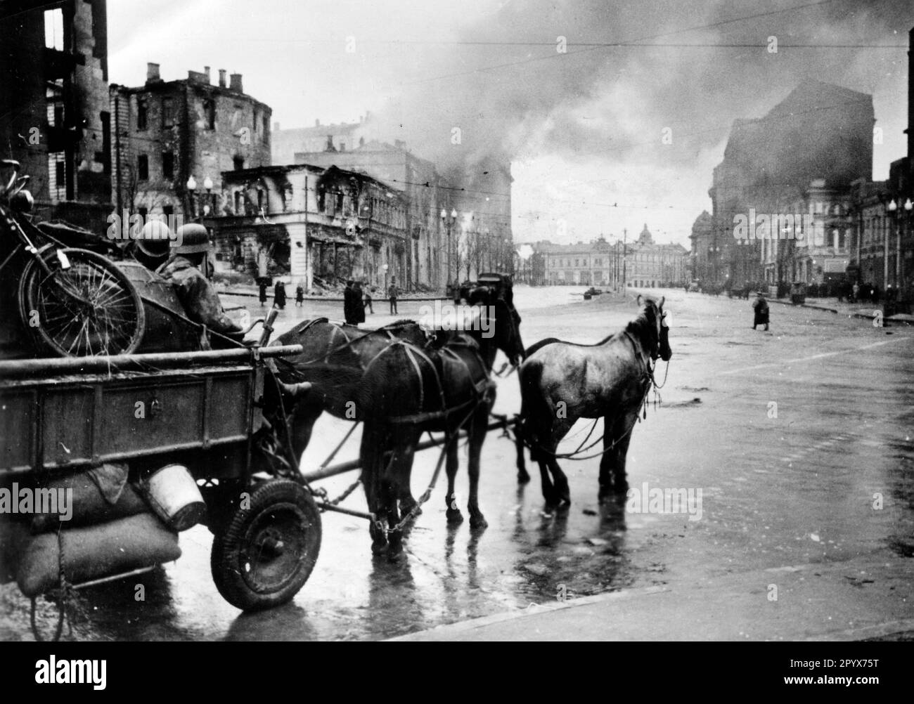 German troops during the capture of Kharkov (Kharkiv). photo: Herber ...