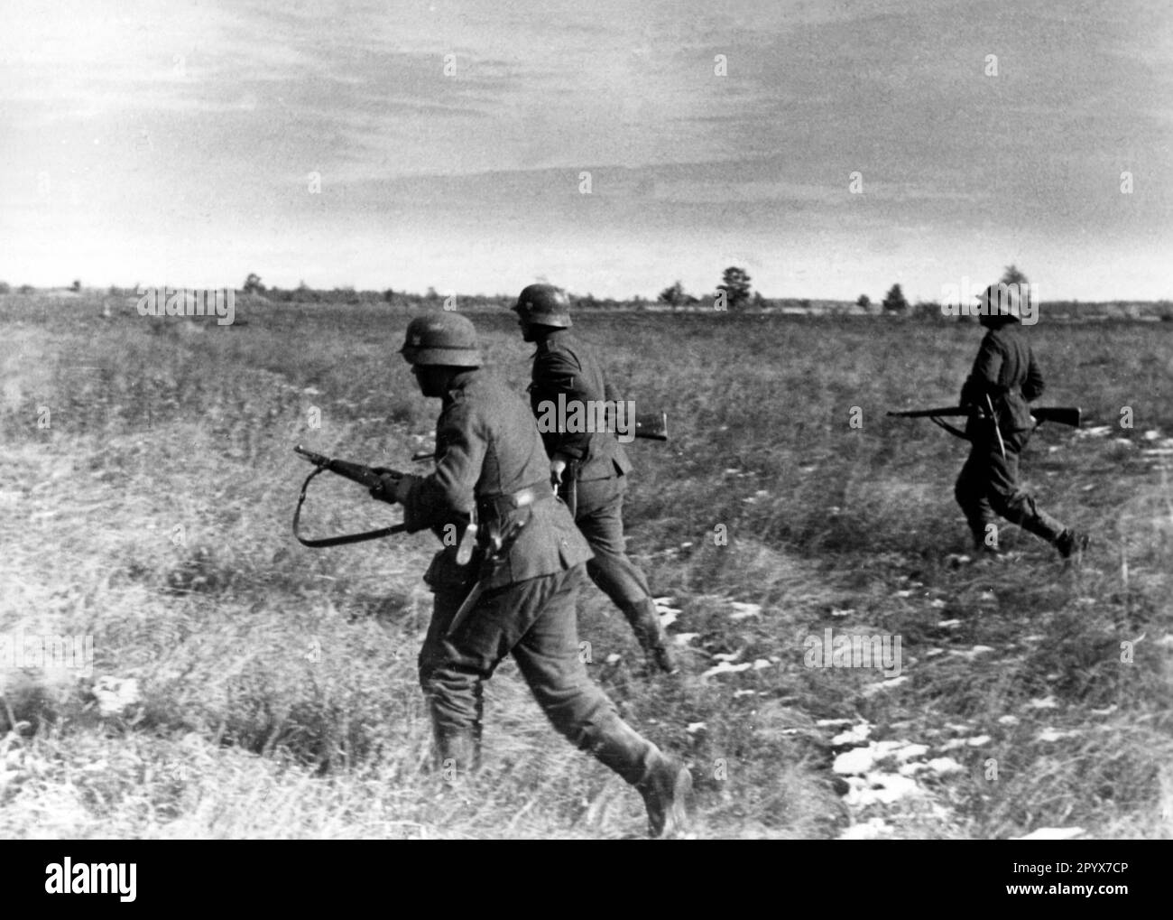 German soldiers attacking a village in the central section of the Eastern Front. Photo: Lüthge [automated translation] Stock Photo