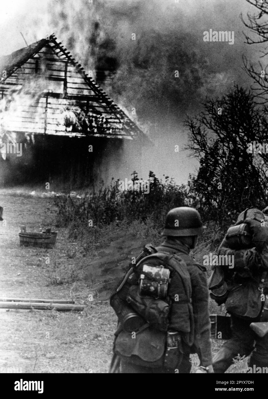 German soldiers in a village in the area of Heeresgruppe Mitte. Photo