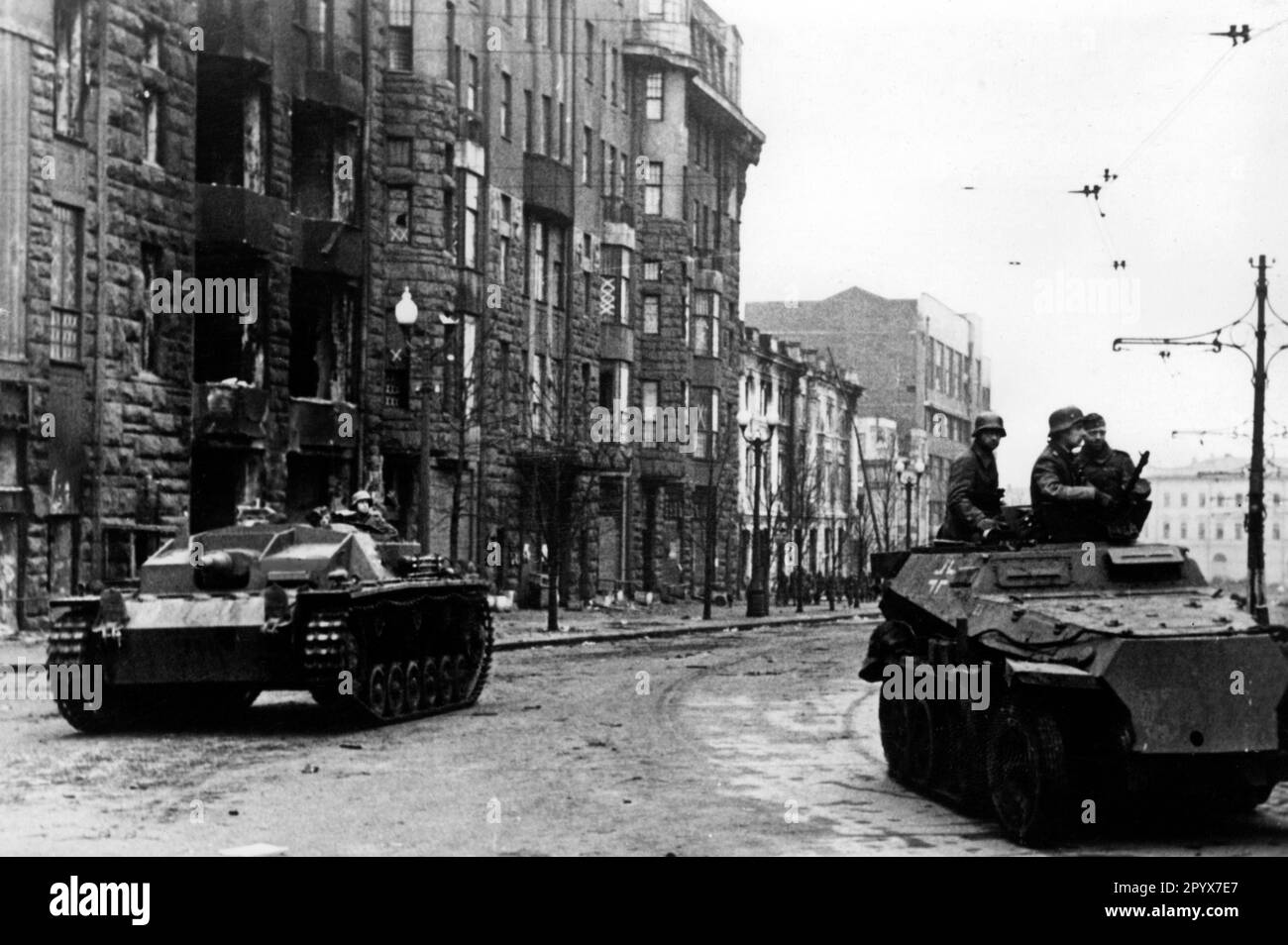Strum gun III and an armored personnel carrier in Kharkov. Photo