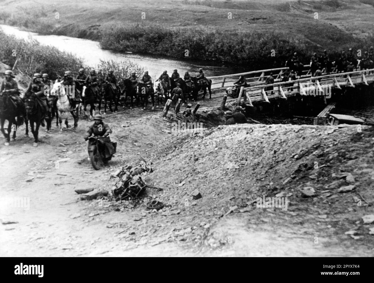German troops, here cavalry, crossing a spur of the Dnieper northwest of Vyazma. Photo: Mossdorf [automated translation] Stock Photo