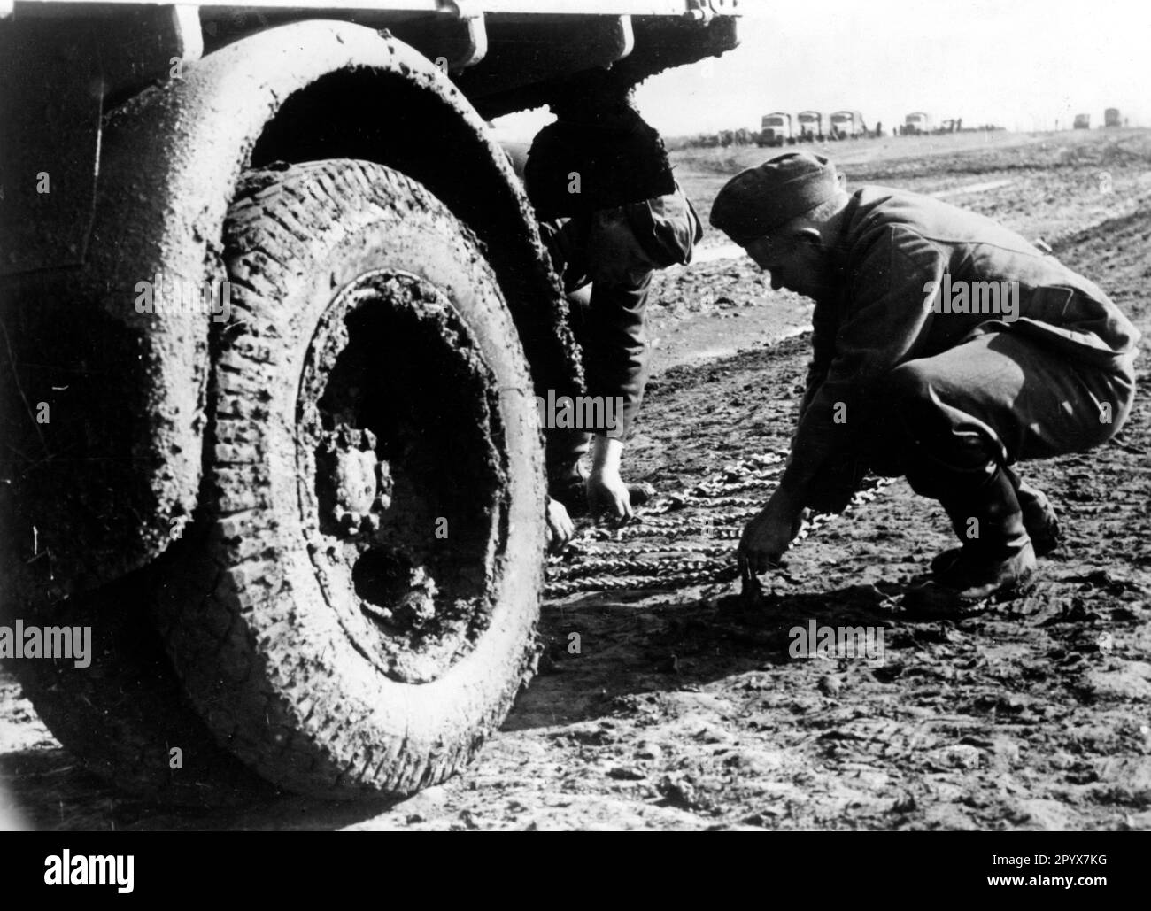 German soldiers put snow chains on their truck to move forward in the mud of the roads. Photo: Hähle [automated translation] Stock Photo