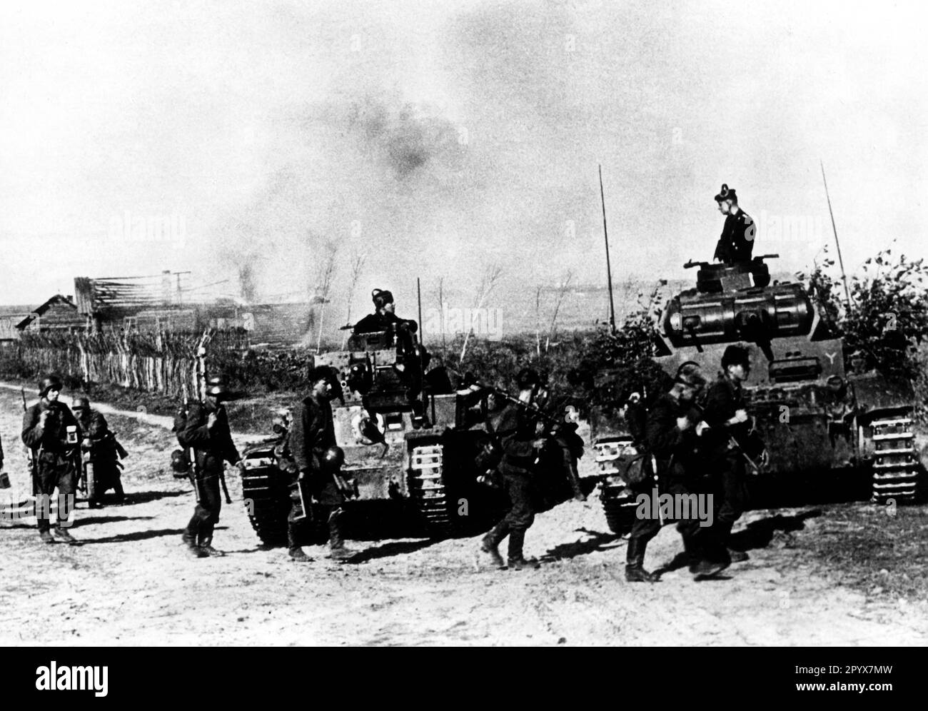 German tanks and infantry east of Smolensk. On the left a Panzer 38 (t), on the right a Panzer III. Photo: E. Bauer. [automated translation] Stock Photo