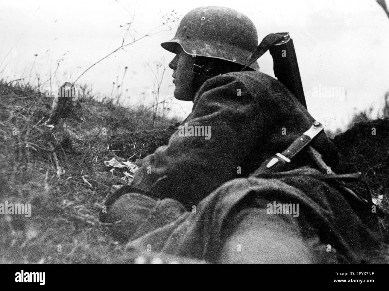 German gunner II of a MG group during fighting in the central section of the Eastern Front near Kalinin. Photo: Utecht [automated translation] Stock Photo