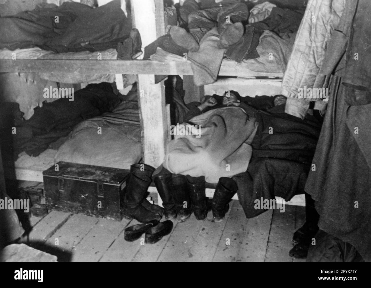 Soldiers of a German artillery division sleep in their dugout near Peterhof near Leningrad. Photo: Ebert. [automated translation] Stock Photo