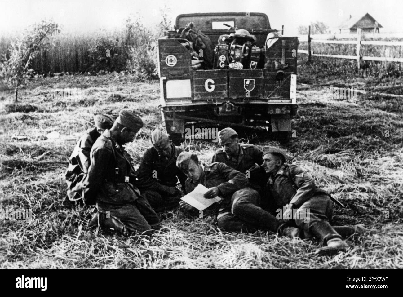 German soldiers of the Guderian tank group read a letter during a break in the march. Photo: Engelhardt. [automated translation] Stock Photo