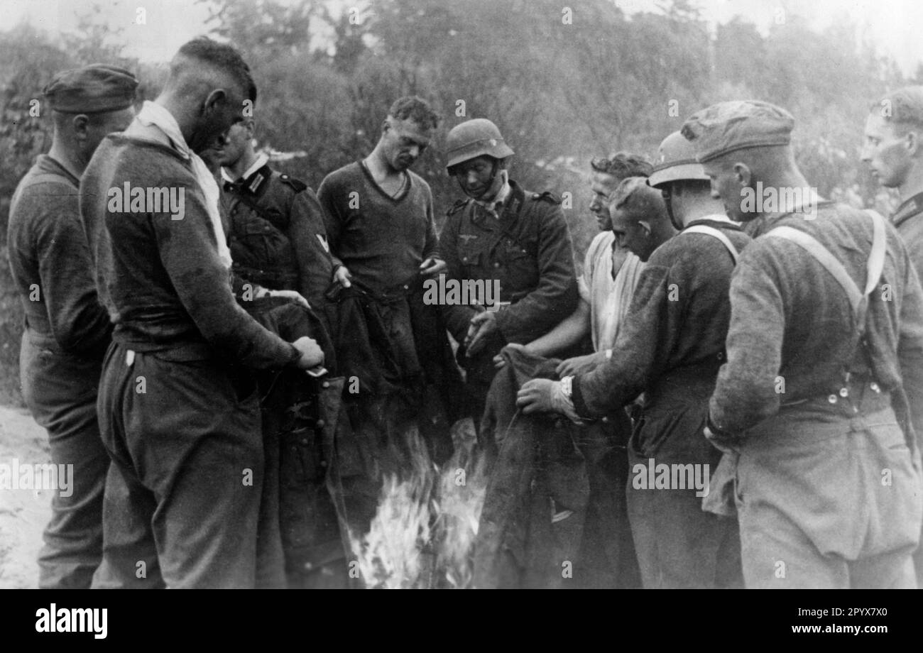 German soldiers drying their uniforms at a fire. Photo:Customs [automated translation] Stock Photo
