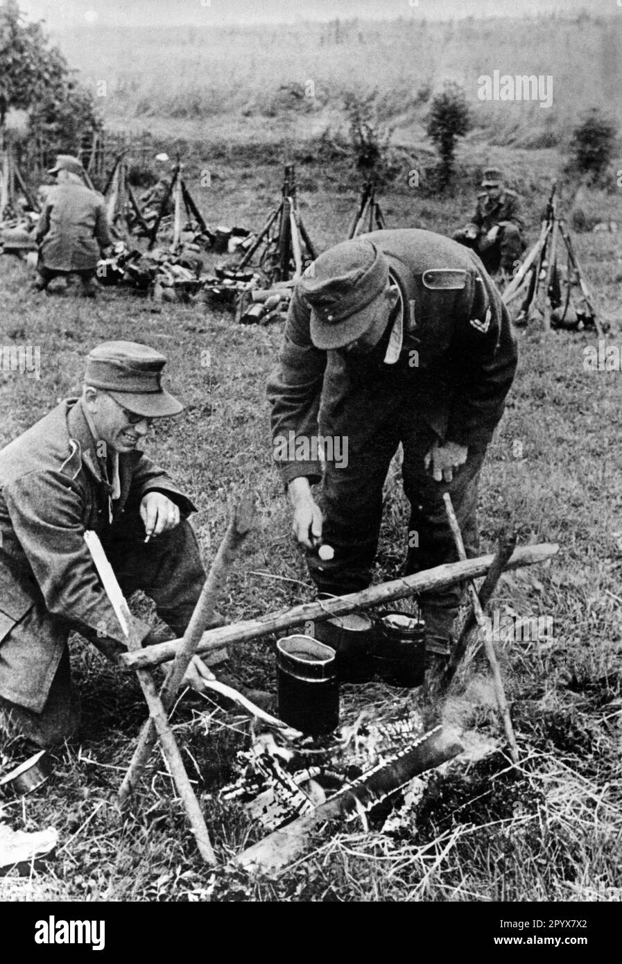 On the eastern front: soldiers cooking food. Photo: Rabenberger. [automated translation] Stock Photo