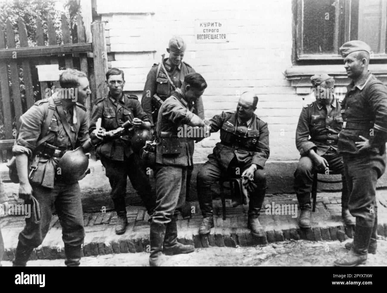 German soldiers in Rovno in northwestern Ukraine. On the right a skewer. Photo: Grimm. [automated translation] Stock Photo
