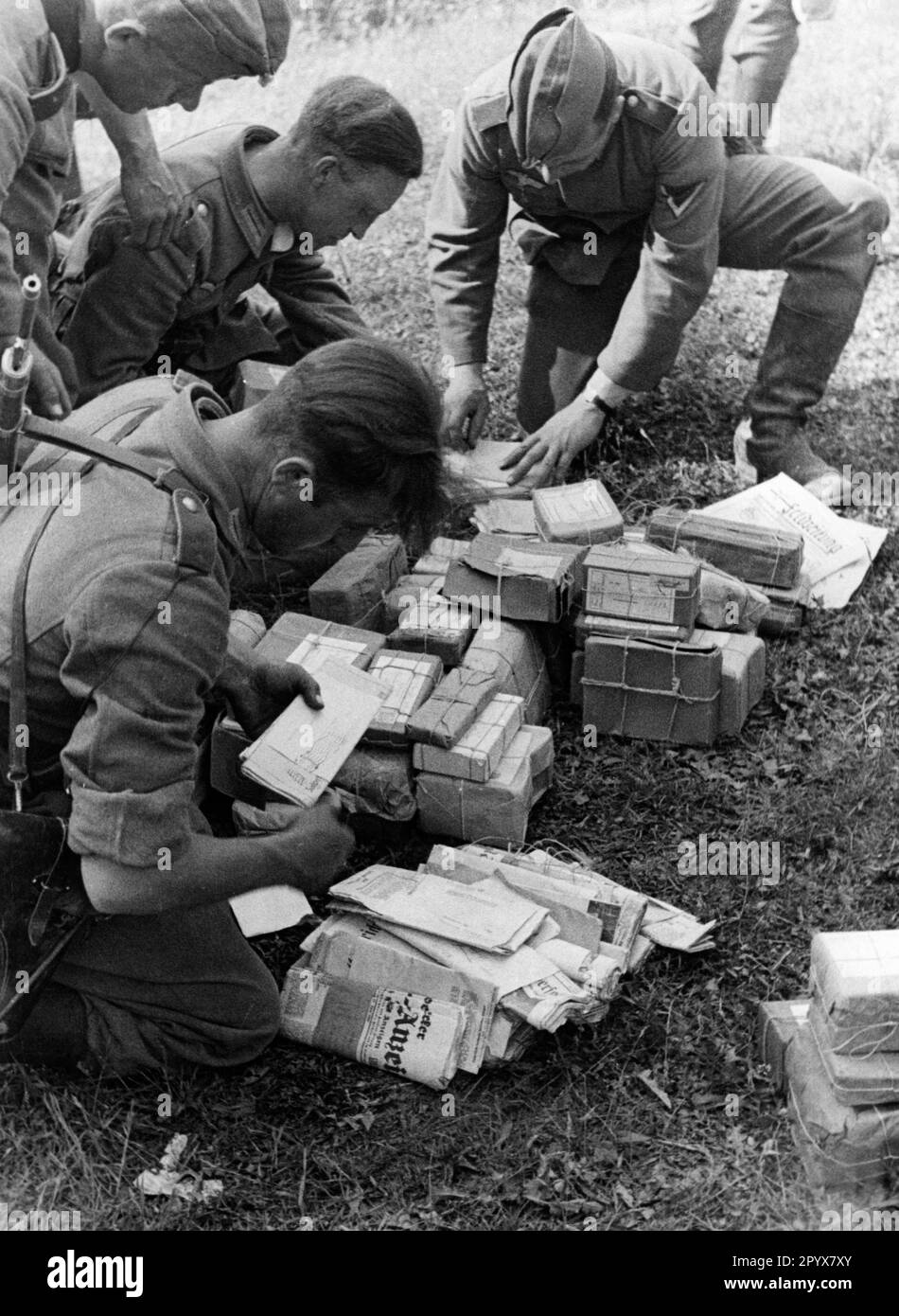 On the Eastern Front, German soldiers receive field mail. [automated translation] Stock Photo