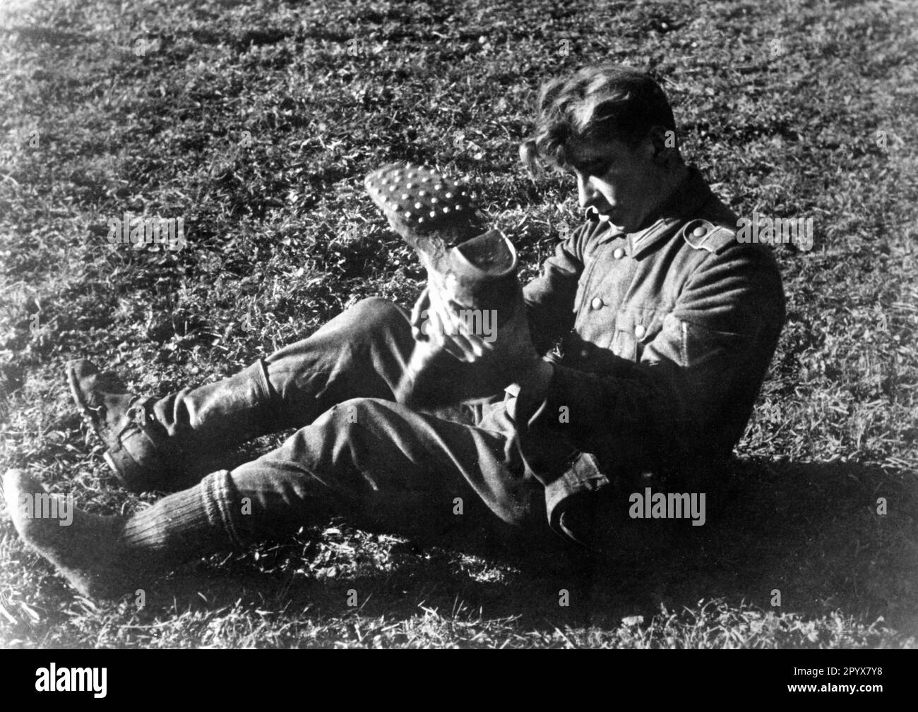 On the eastern front: a German soldier empties his marching boot near Welisch during the pktober offensive in the central section of the eastern front. Photo: Trautvetter. [automated translation] Stock Photo