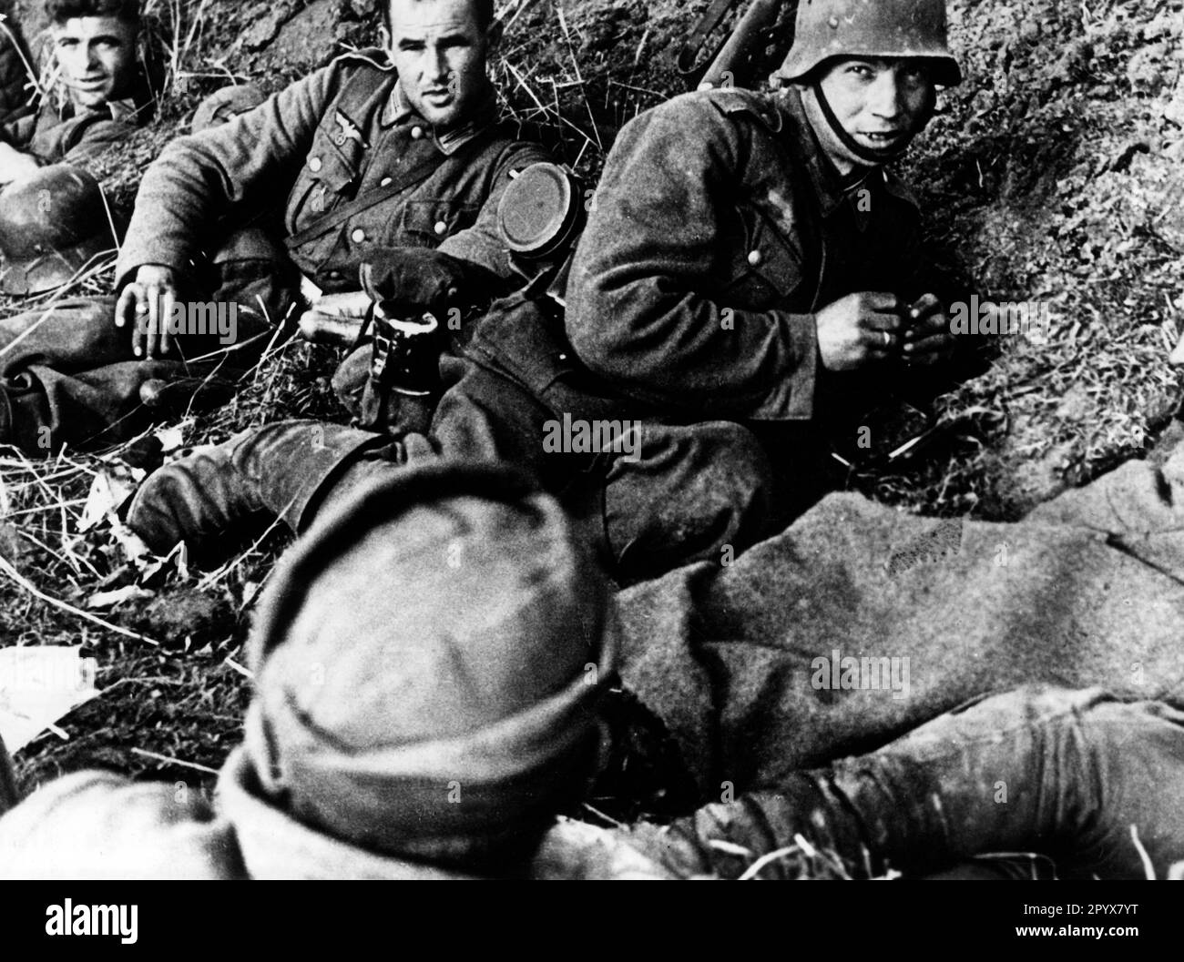 German soldiers at a rest during the offensive in the central section of the Eastern Front east of Smolensk. Photo: Bauer [automated translation] Stock Photo