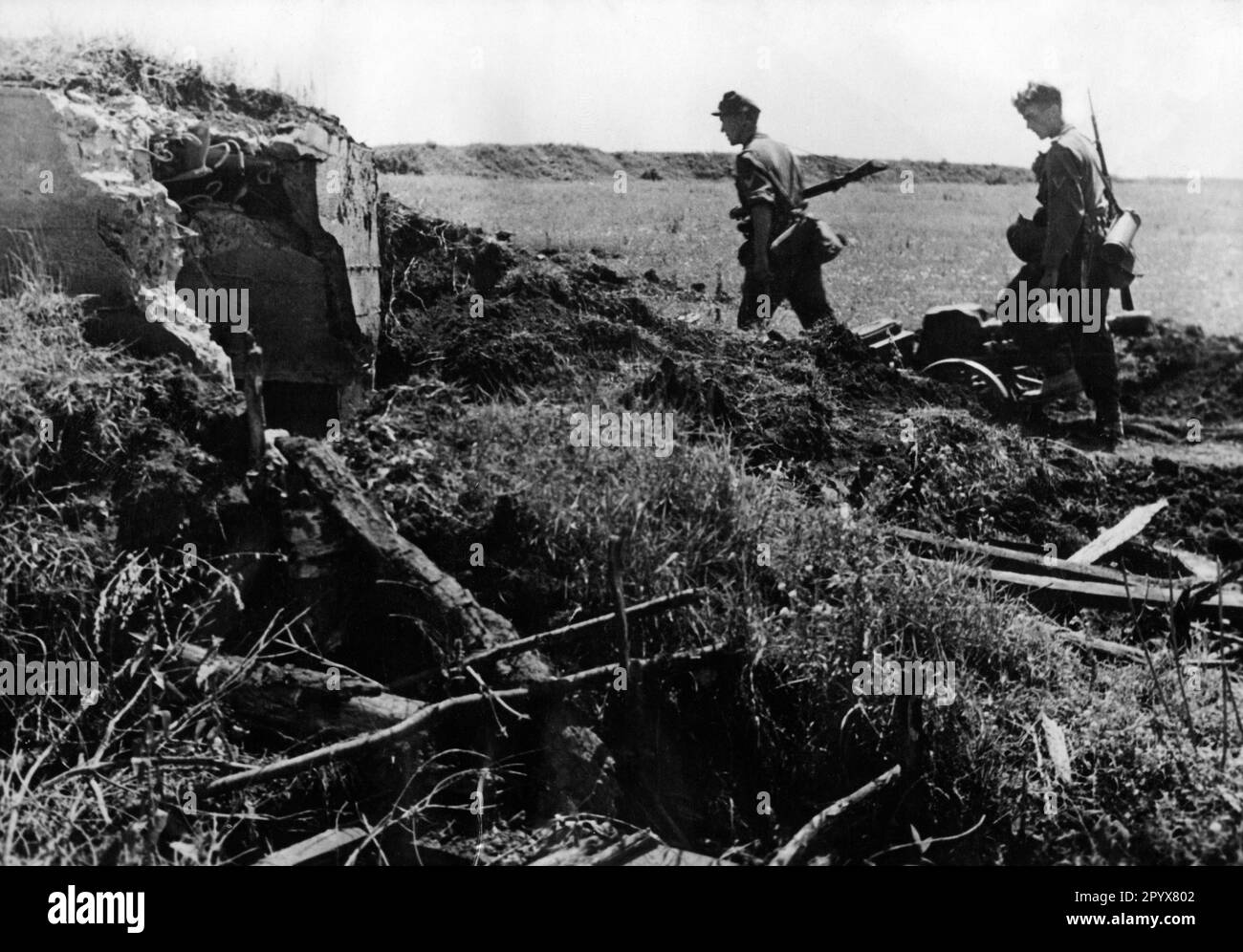 German soldiers fighting along the Stalin Line. Photo: Kintscher [automated translation] Stock Photo