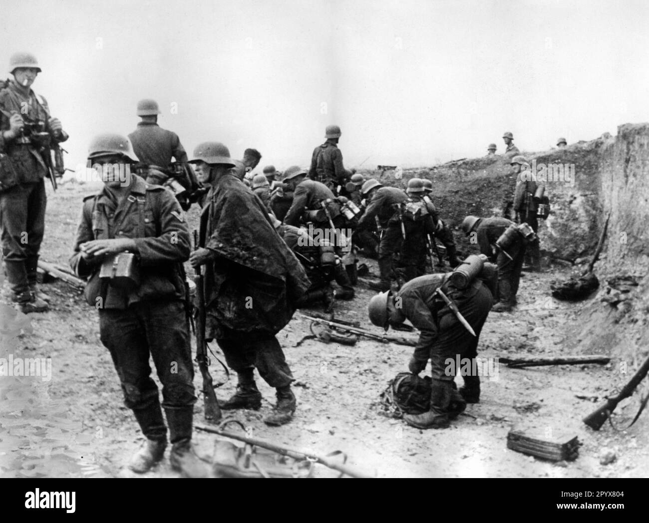 German infantrymen near Pegretz gather in a hole that was to serve as a tank pit - during the fighting along the Stalin Line. Photo: Weber. [automated translation] Stock Photo