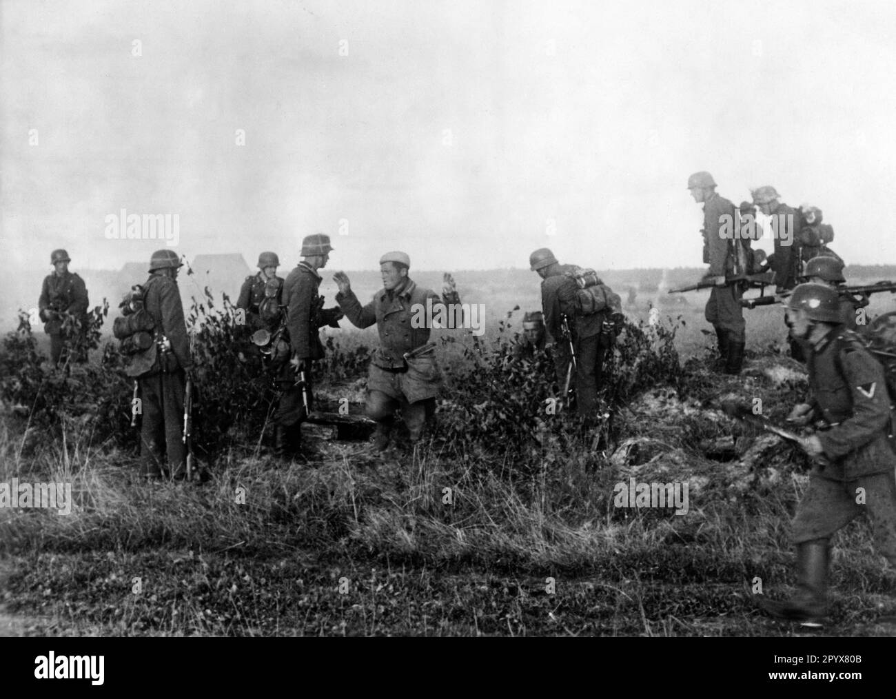 German soldiers capture Russian soldiers at Kämofen along the Stalin Line. Photo: Schmidt [automated translation] Stock Photo