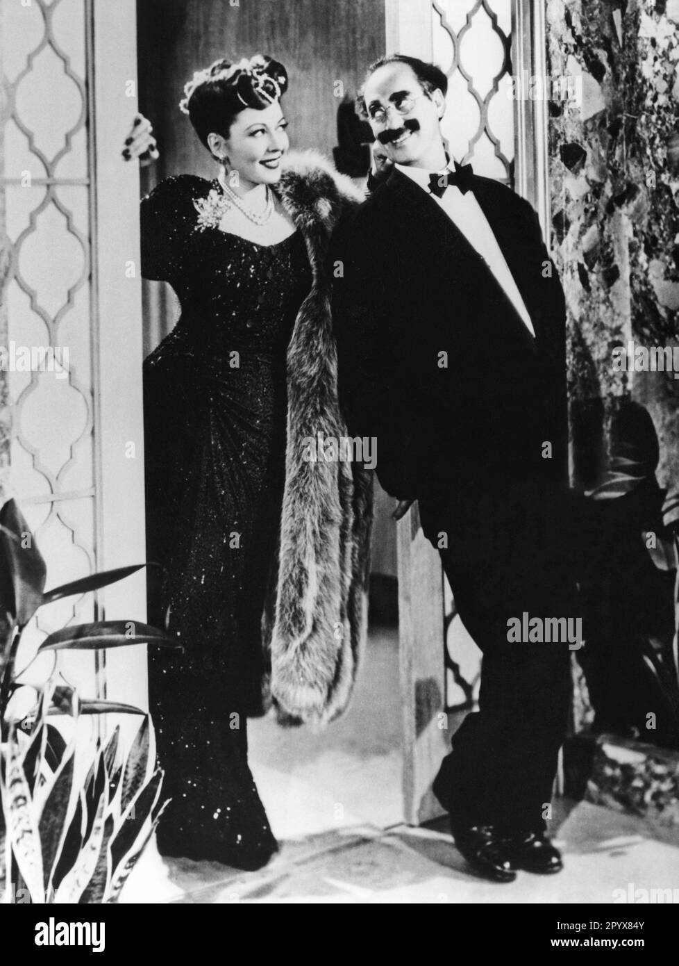 Film of the Marx Brothers 'A Night in Casablanca'. Picture shows Groucho and Beatrice (Lisette Verea). [automated translation] Stock Photo