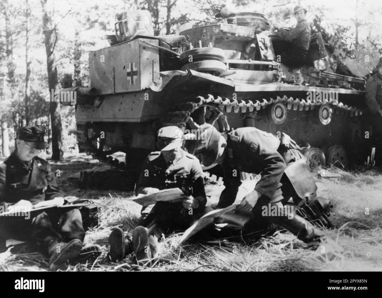 Senior officers at a meeting on the Eastern Front. In the background a Panzer III. photo: Schlegel. [automated translation] Stock Photo