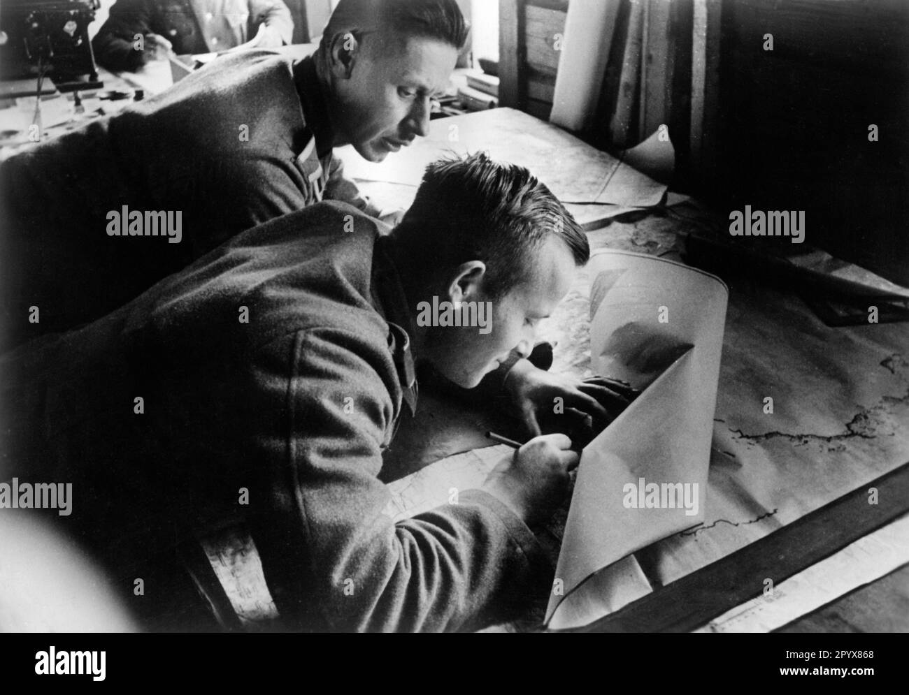 German map office on the Eastern Front in a Russian school building. Photo: Böhmer. [automated translation] Stock Photo