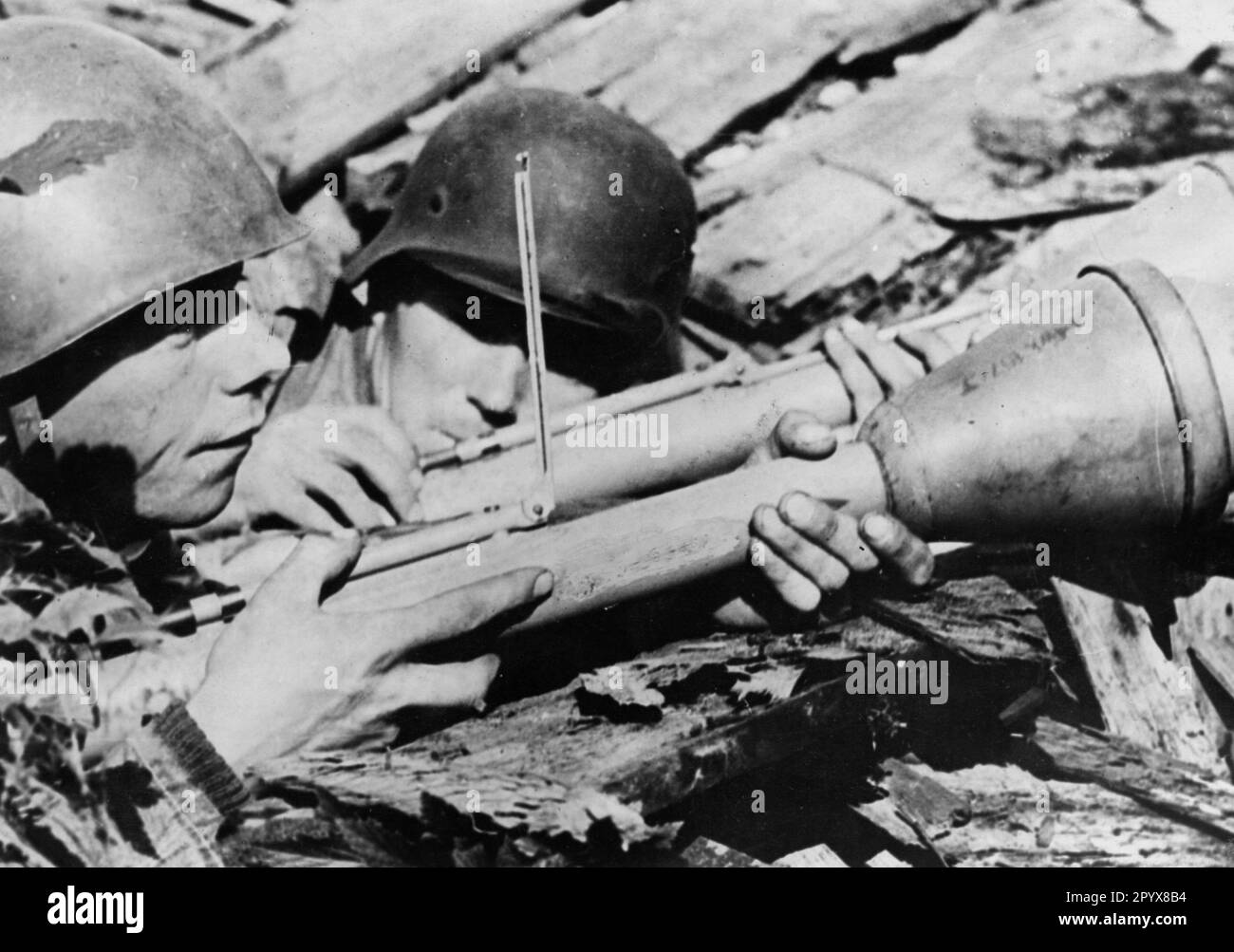 A German soldier explains the operation of the Panzerfaust to a Finnish ...