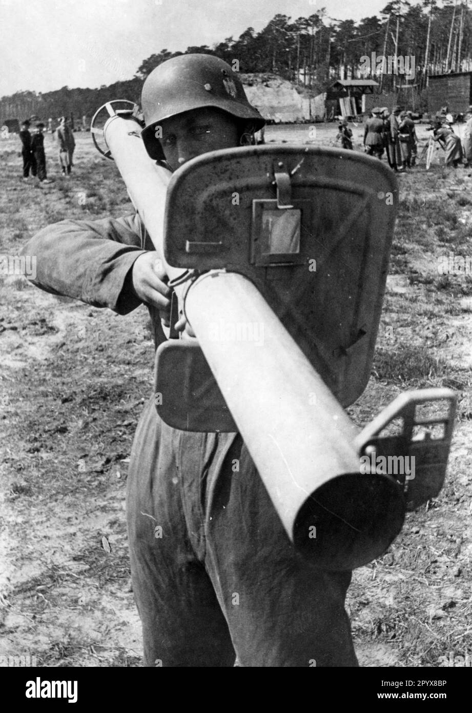A soldier presents the anti-tank weapon Panzerschreck during a demonstration at a training area. Photo: Ruge. [automated translation] Stock Photo