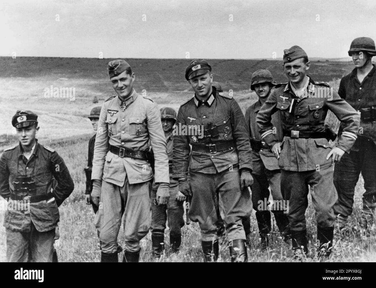 First Lieutenant and Chief of the 6th Company, Rifle Regiment 11, Hanns-Henning Eichert (in light uniform) with officers and soldiers after receiving the Knight's Cross while fighting in the central section of the Eastern Front (Soviets Stalin). Photo: Schnorr [automated translation] Stock Photo
