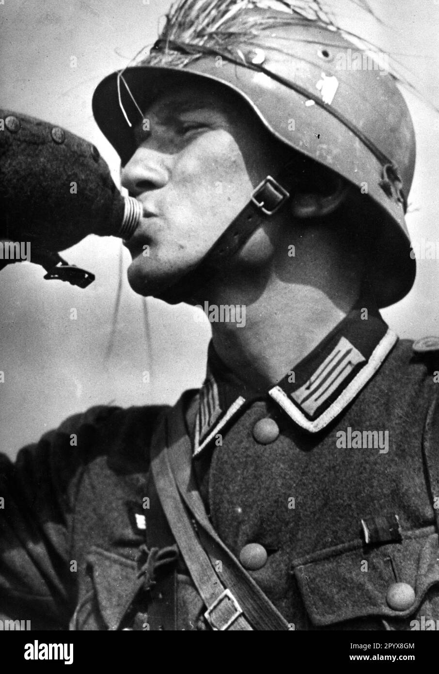 A soldier drinks from a water bottle. Photo Schröter. [automated