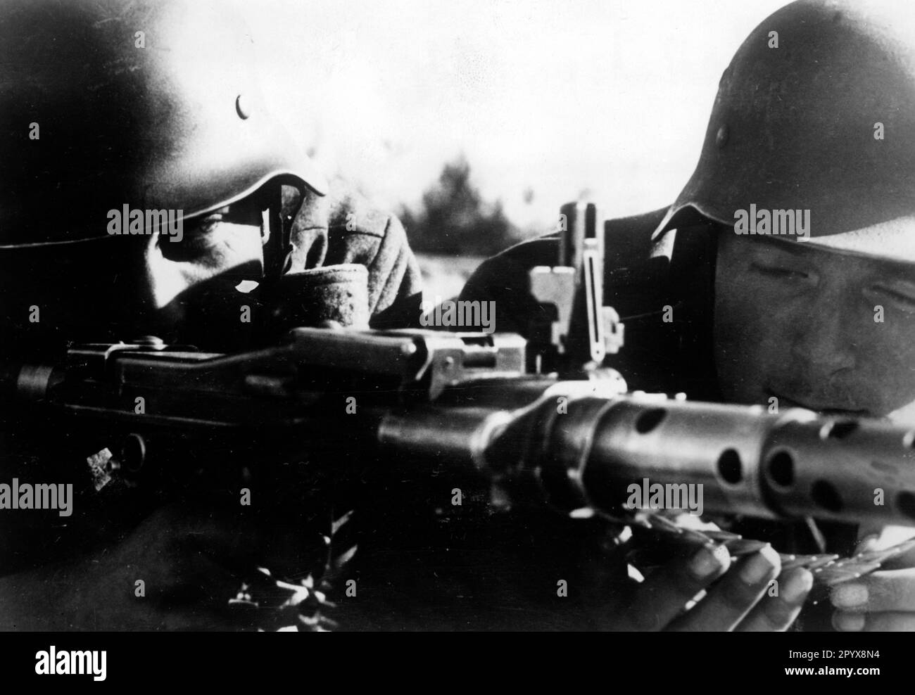 German soldiers with an MG 34 during fighting on the Eastern Front. Photo: Lessmann [automated translation] Stock Photo