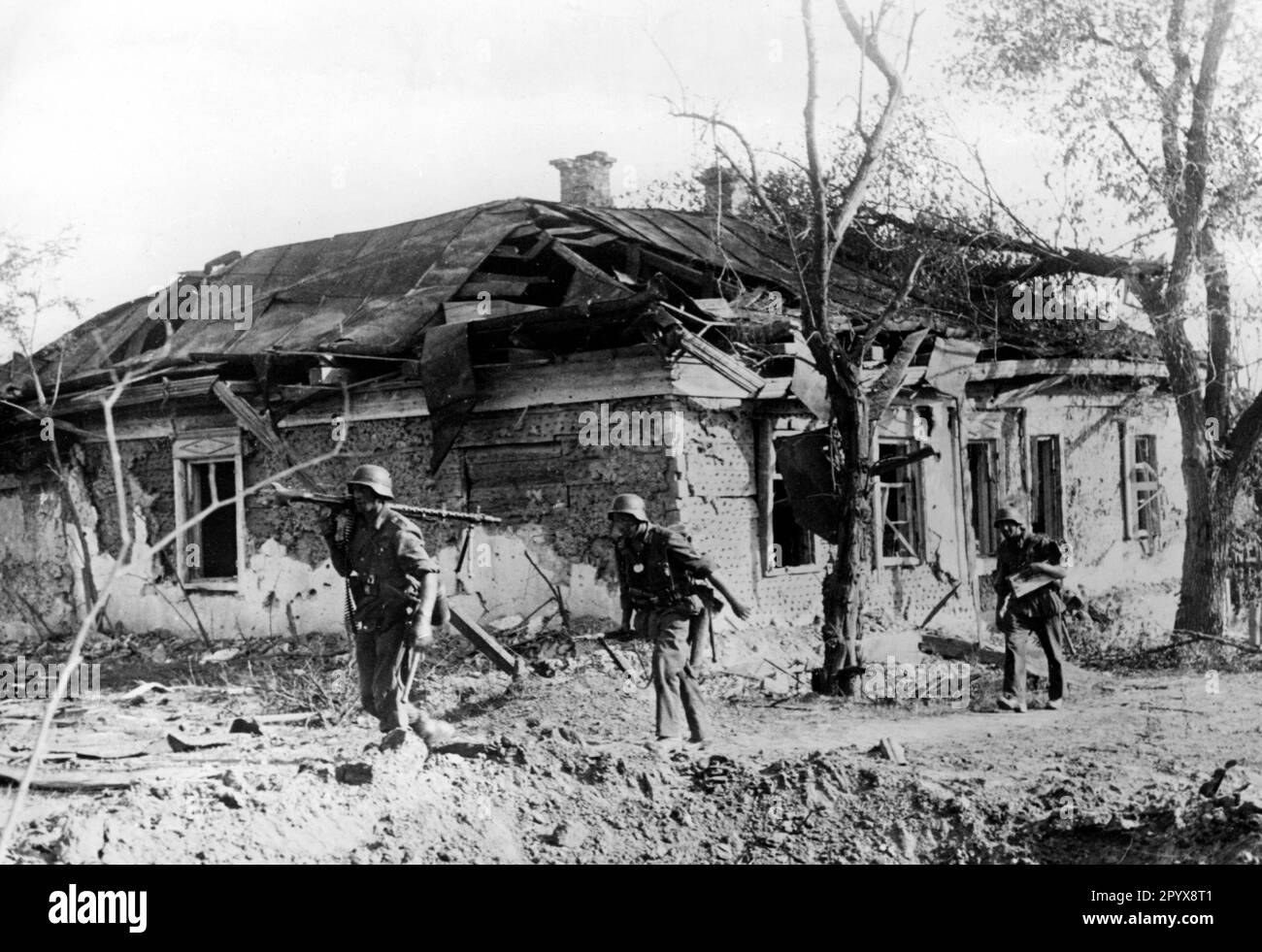 German soldiers fighting in a village on the Eastern Front. Photo: Schmidt [automated translation] Stock Photo