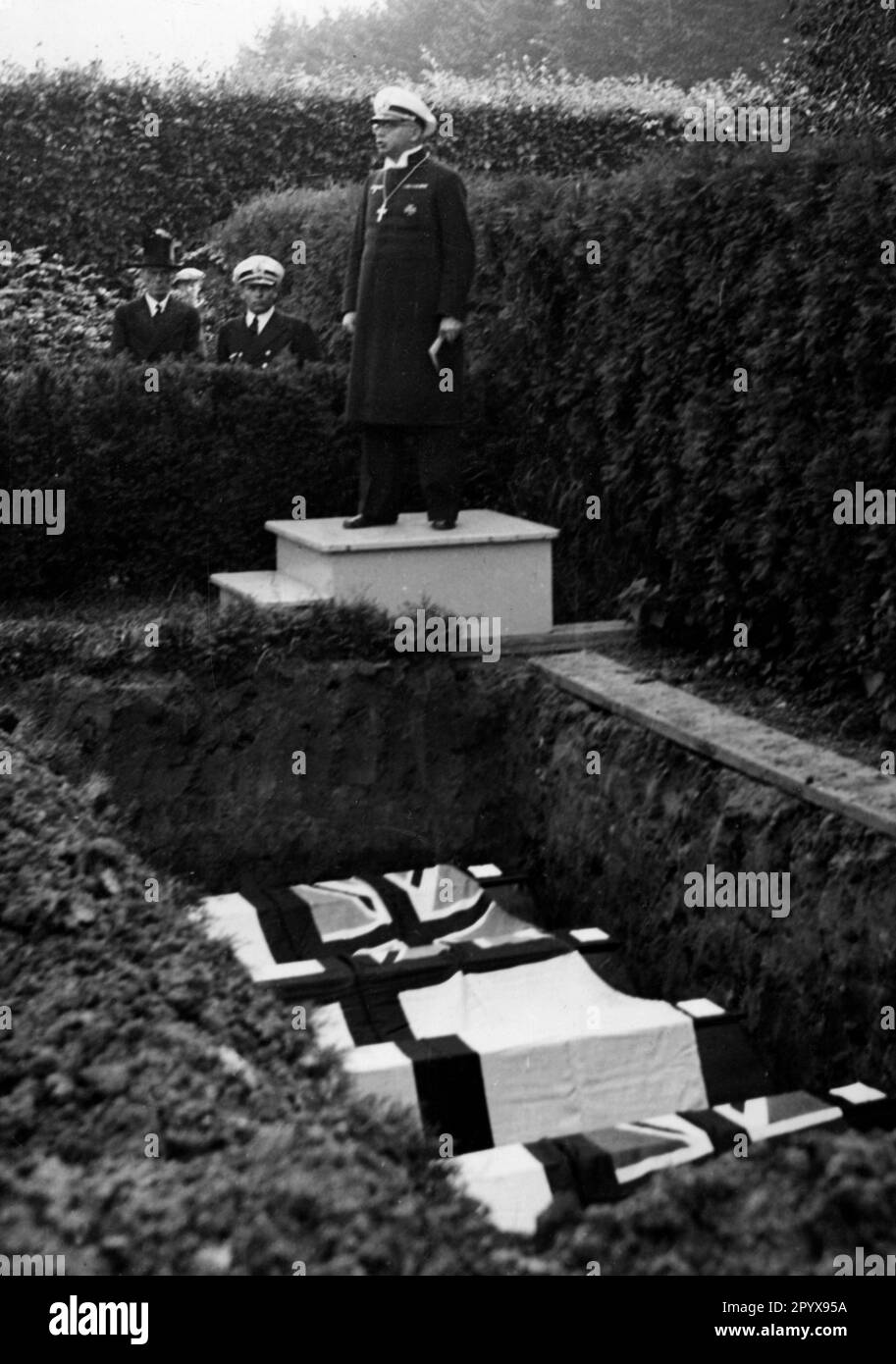 A German naval dean delivers a speech at the burial of the British aircrew shot down in the air raid on Wilhelmshaven on 04.09.1939 at the Wilhelmshaven Naval Cemetery of Honor. Their coffins are covered with the British flag. [automated translation] Stock Photo