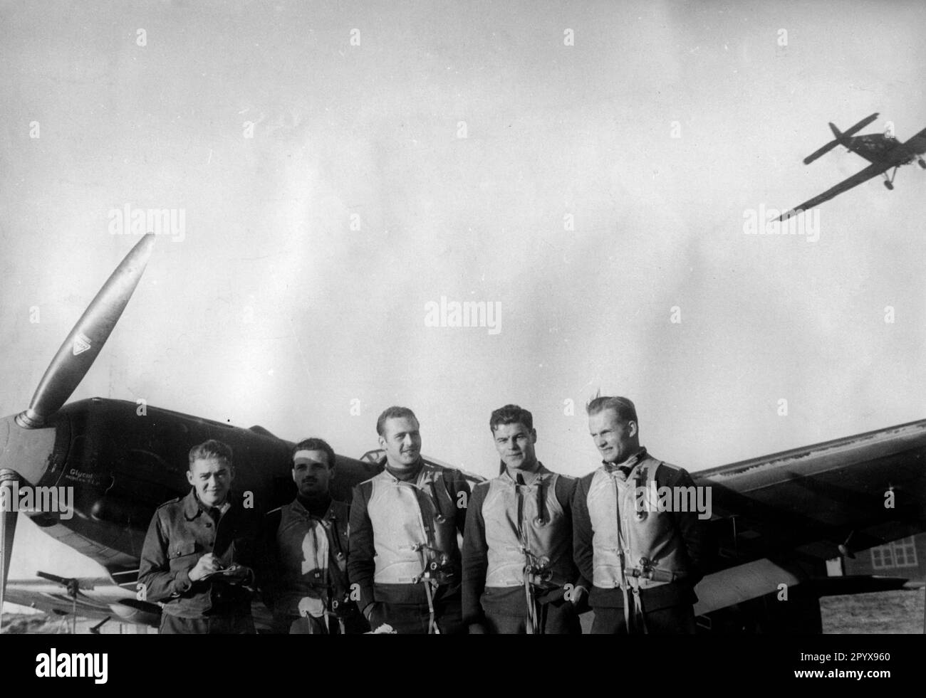 Pilots of Fighter Squadron 1 in front of a Messerschmitt Me 109. The men were involved in repelling the British bombing raid over the German bay. Photo: Wagner. [automated translation] Stock Photo