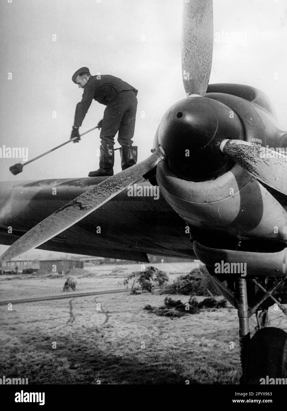 A Wart sweeps hoarfrost from the wing of a Messerschmitt Me 109 aircraft of Fighter Wing 1 in the morning. photo: Wagner [automated translation] Stock Photo
