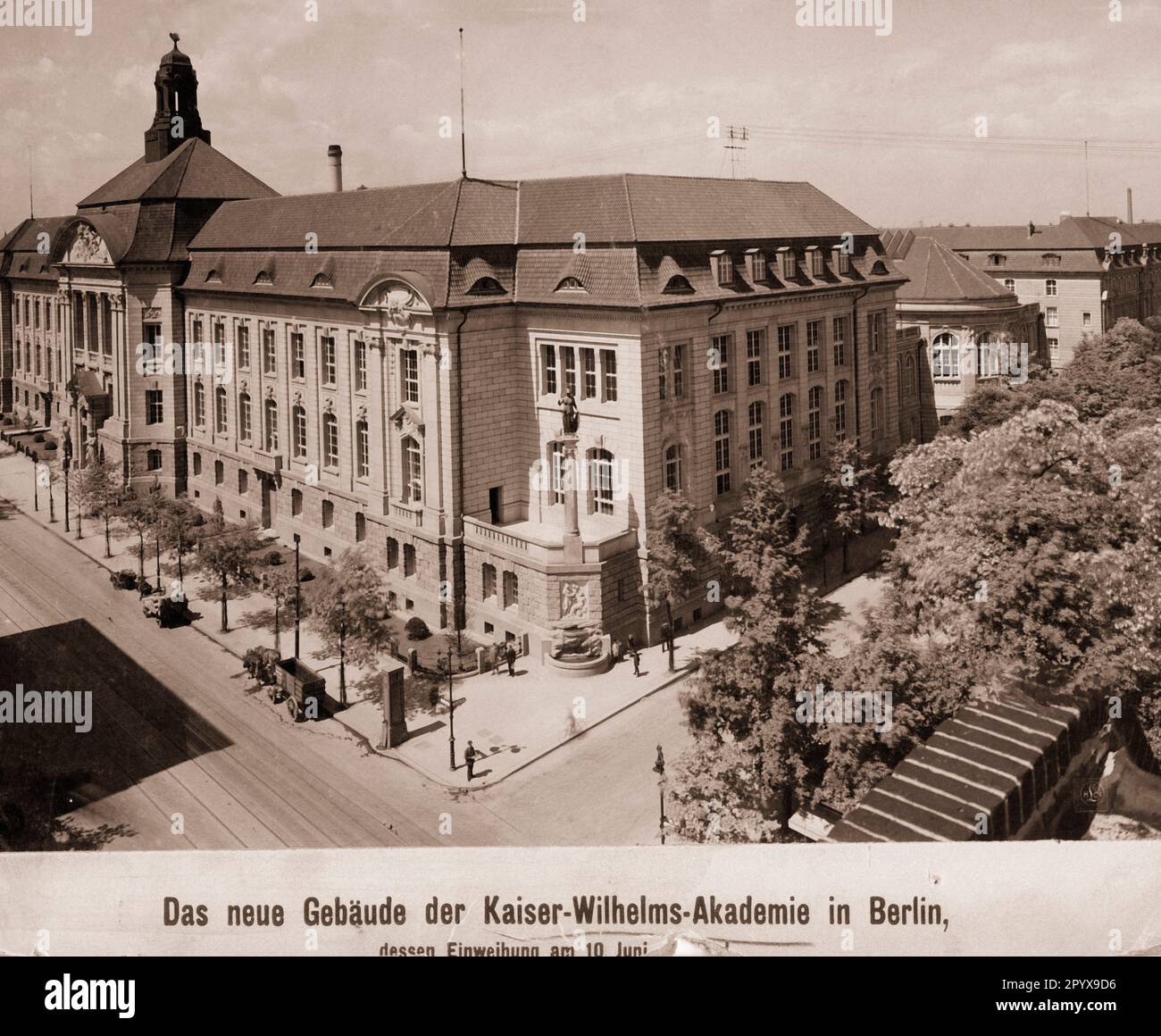 Building of the Kaiser Wilhelm Academy for Military Medical Education in Berlin, Scharnhorststraße 36/37/Invalidenstraße 48/49 (today: Federal Ministry of Economics and Technology) after its completion in 1910. [automated translation] Stock Photo