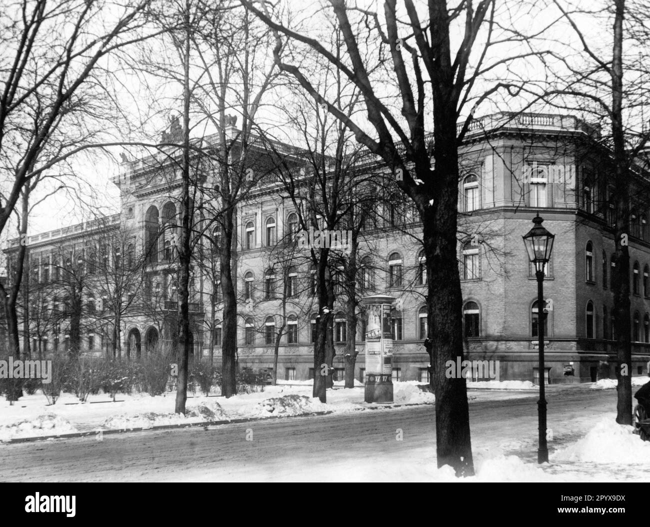 View of the General Staff Building, the seat of the Great General Staff of the German Empire at Königsplatz 6 (today: Platz der Republik) in Berlin-Tiergarten around 1900. The building was badly damaged in World War II and later demolished. The area is now partly covered by the Federal Chancellery. [automated translation] Stock Photo