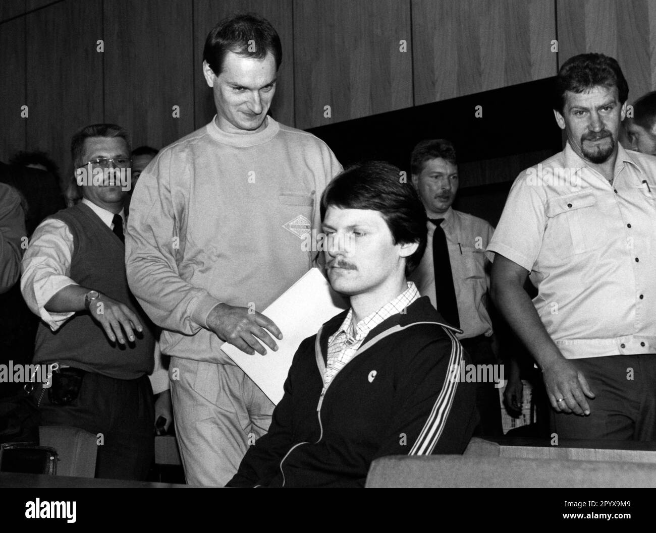 Killing of an police officer in Holzminden: Dietmar Jueschke and his brother Manfred (sitting) in court in Hildesheim. Stock Photo