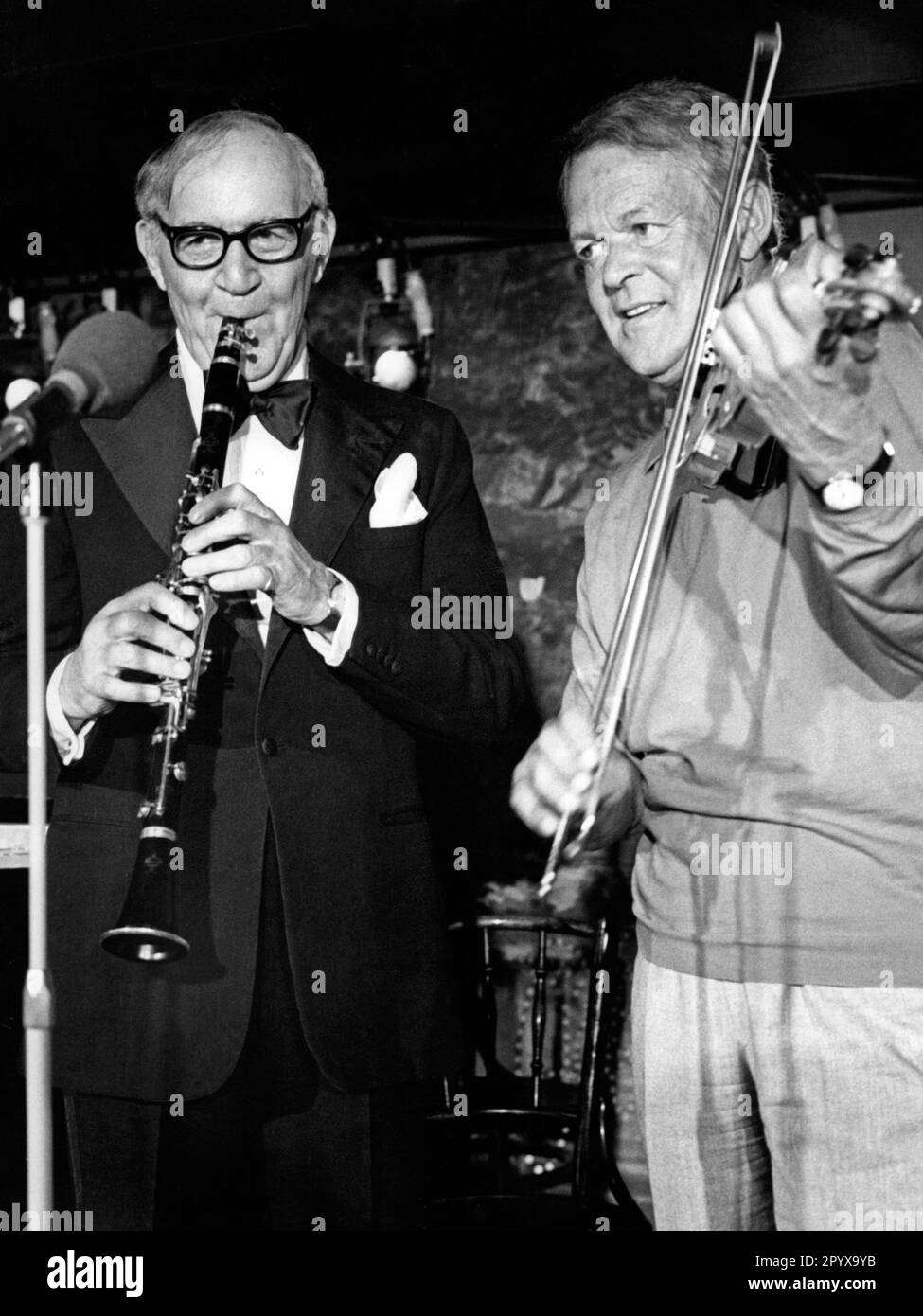 The Jazz musicians Benny Goodman (clarinet) and Svend Asmussen (Violin) in the Tivoli in Copenhagen. Stock Photo