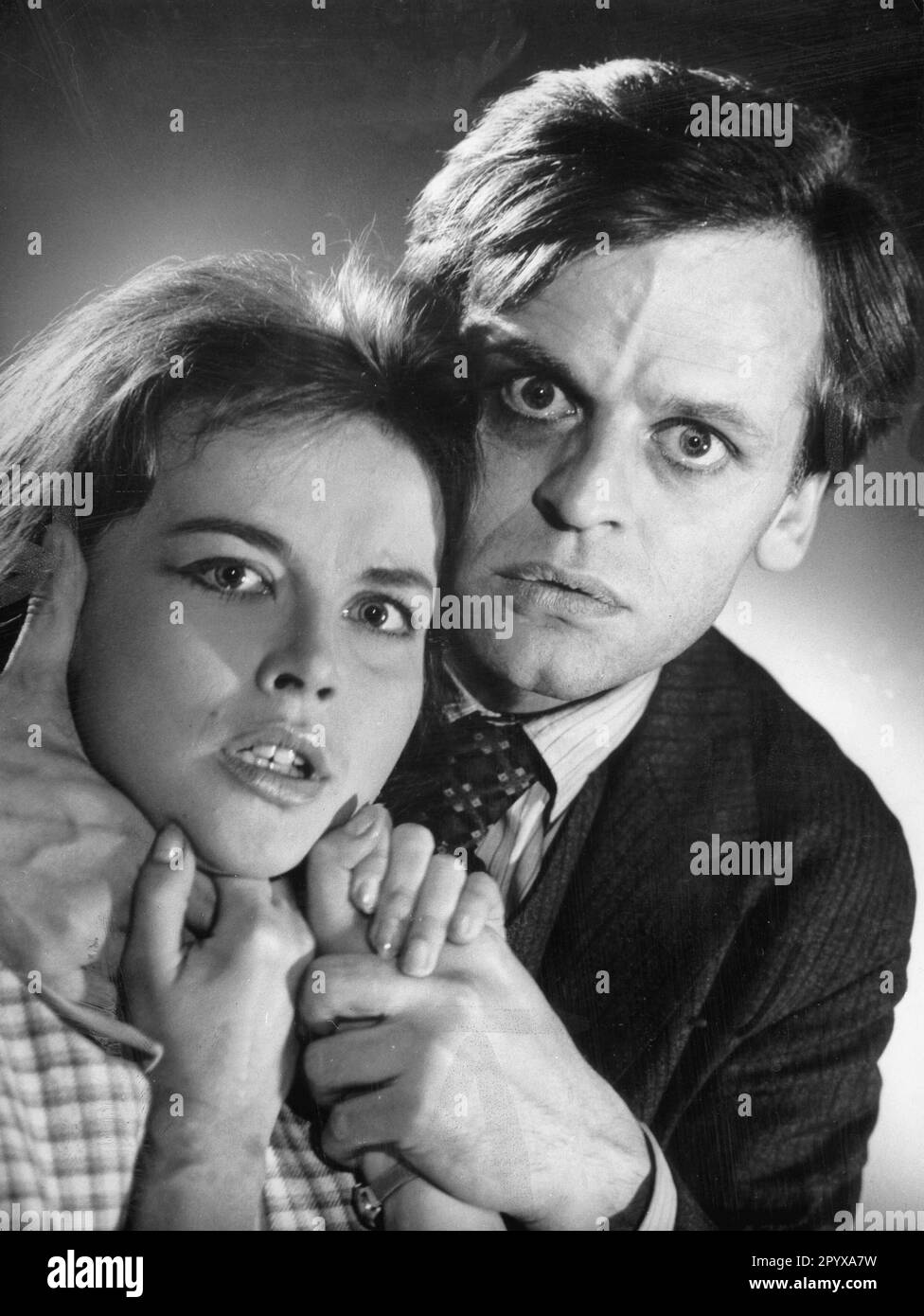 Klaus Kinski (left) as Stuart Bresset and Brigitte Grothum as Margaret Reddle in the film 'Die seltsame Gräfin', Germany 1961, directed by Josef von Baky, film scene. [automated translation] Stock Photo