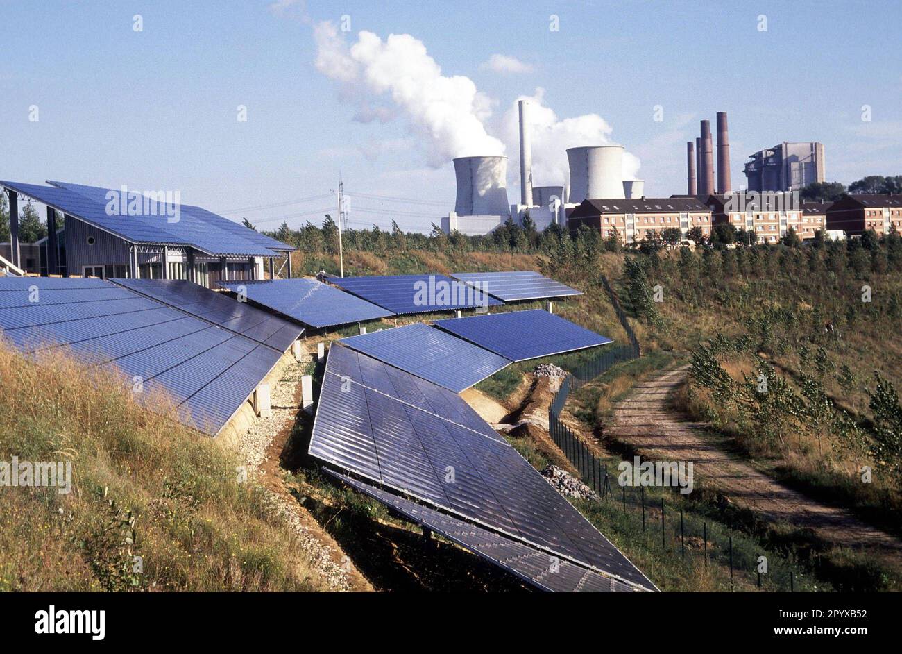 Photo date: 15.05.1997 RWE photovoltaic test facility in Neurath/Grevenbroich in front of lignite-fired power plant. [automated translation] Stock Photo