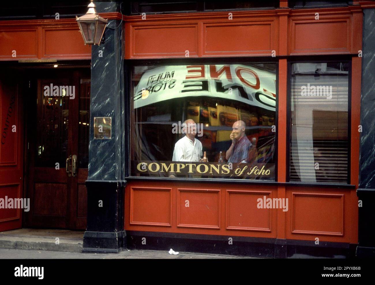 Date of recording: 14.10.1996 Two men in a pub in London's Soho district. [automated translation] Stock Photo