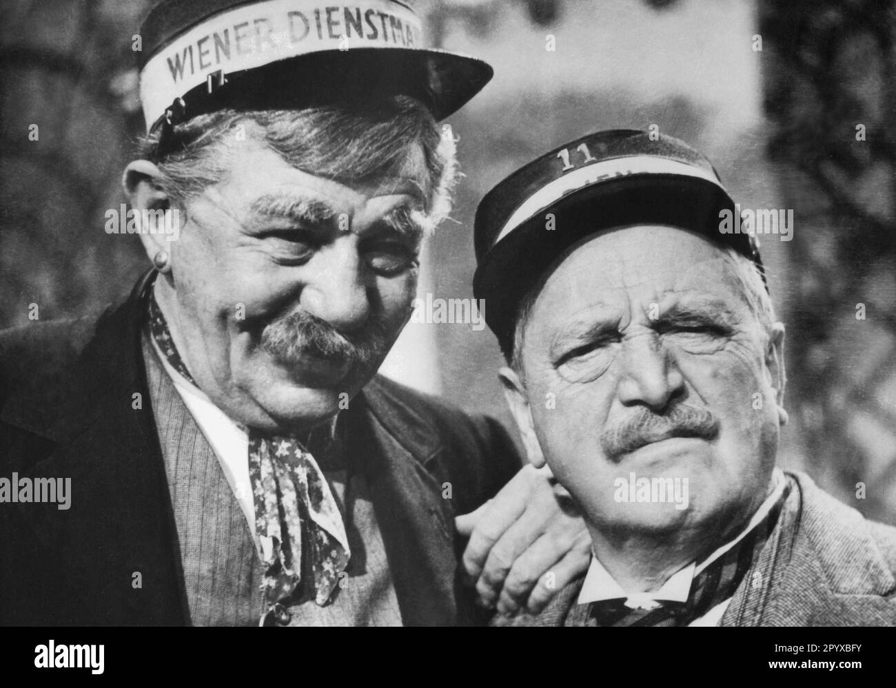 Paul Hörbiger (left) and Hans Moser in 'Hallo Dienstmann', directed by Franz Antel, Austria 1951. [automated translation] Stock Photo