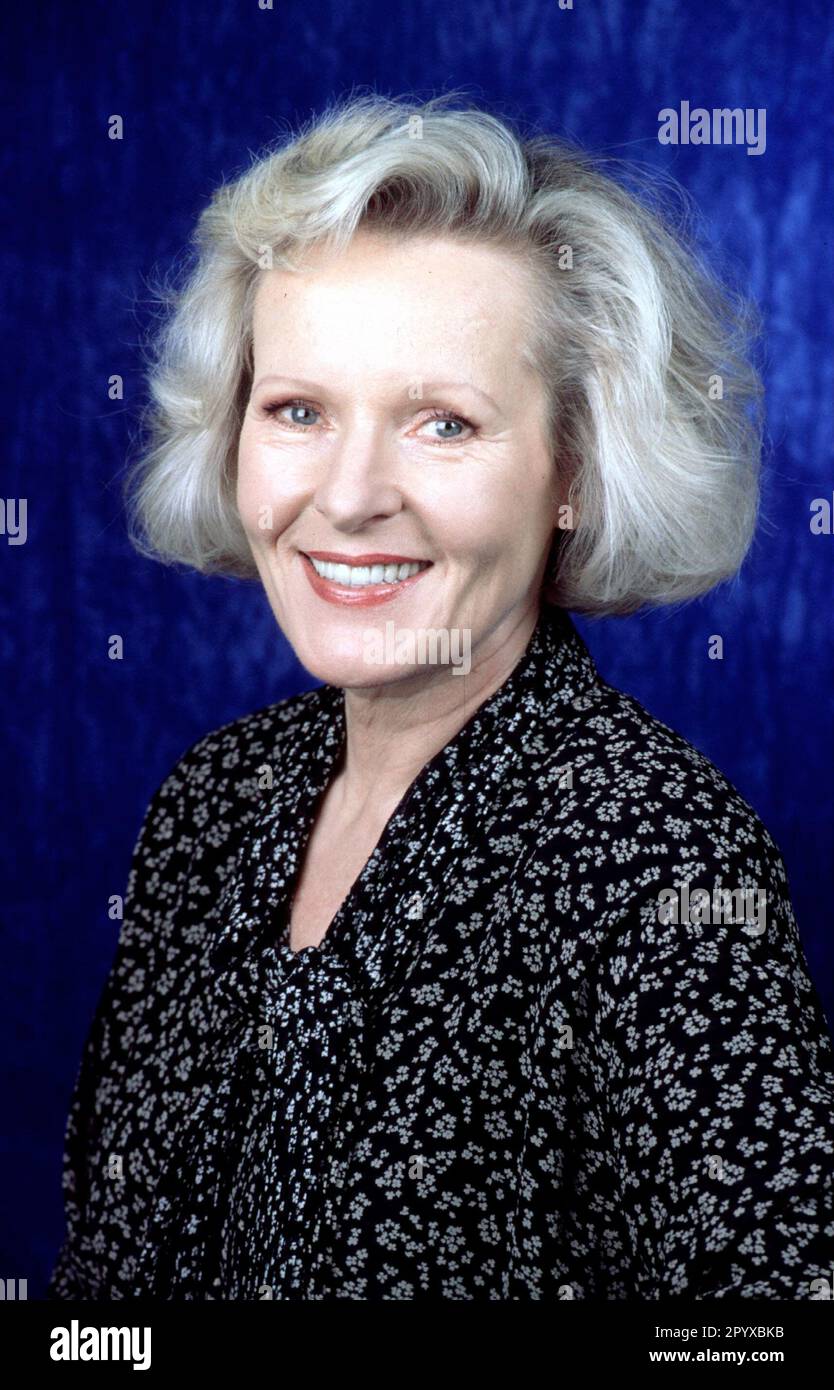 Two ZDF television series made them known to an audience of millions: Rosel Zech, miner's wife in 'The Knapp Family' and Mother Superior in 'For God's sake', celebrates her 60th birthday on July 7, 2002. The Berlin-born woman with the friendly face had already worked as a theatre actress in the 1970s under such great directors as Peter Zadek and Rainer Werner Fassbinder. Rosel Zech keeps herself fit with meditation and shelf jogging. [automated translation] Stock Photo
