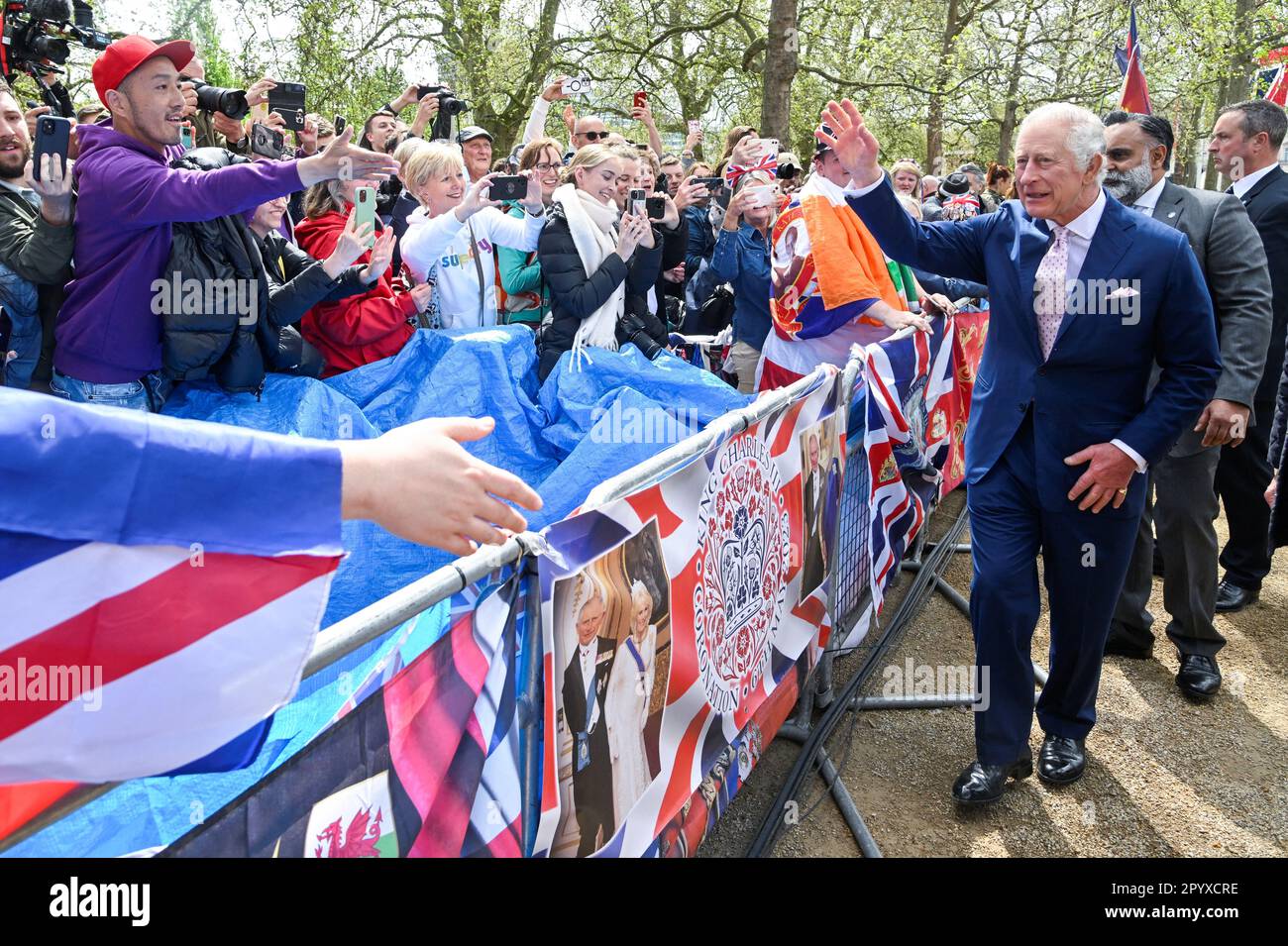 King Charles III on a walkabout outside Buckingham Palace, London, to meet wellwishers ahead of the coronation on Saturday. Picture date: Friday May 5, 2023. Stock Photo