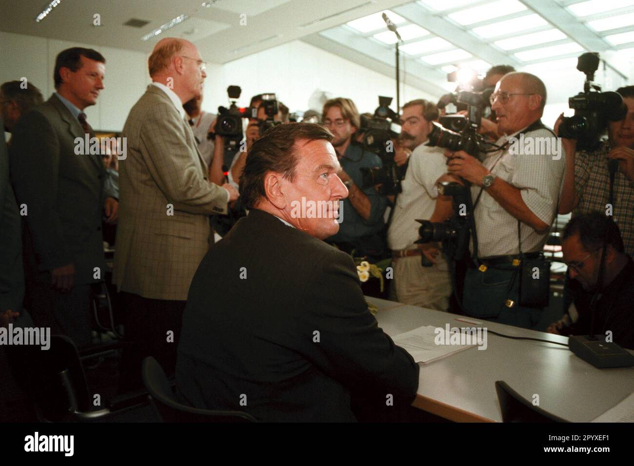 Wilhelm Schmidt, SPD, 1st Parliamentary Secretary of the Bundestag faction, Peter Struck, SPD faction leader, and Gerhard Schröder, SPD, Chancellor, and journalists before the start of the 1st faction meeting after the summer break in the Reichstag in Berlin. [automated translation] Stock Photo